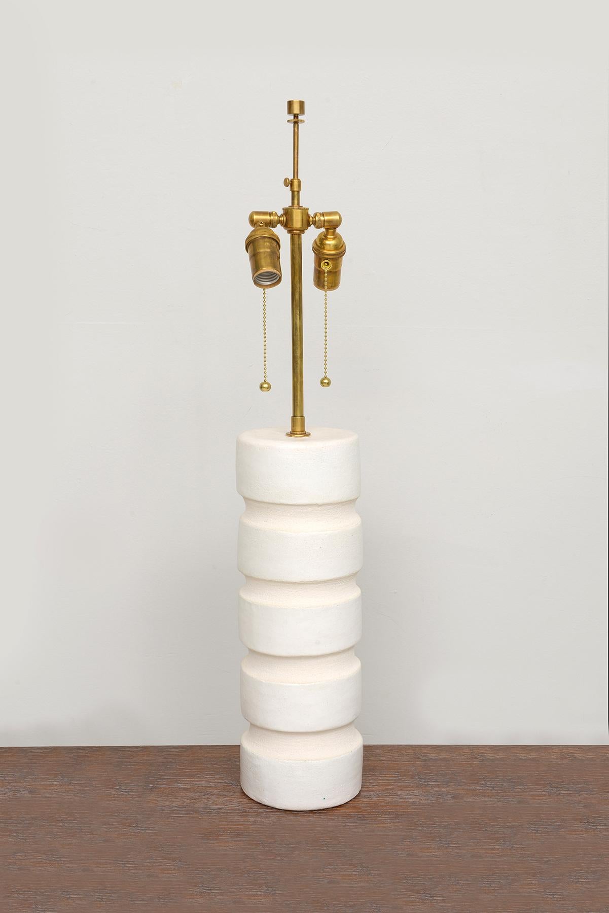 Moderne Paire de lampes cylindriques françaises en céramique sur mesure par Barbara Billoud  en vente