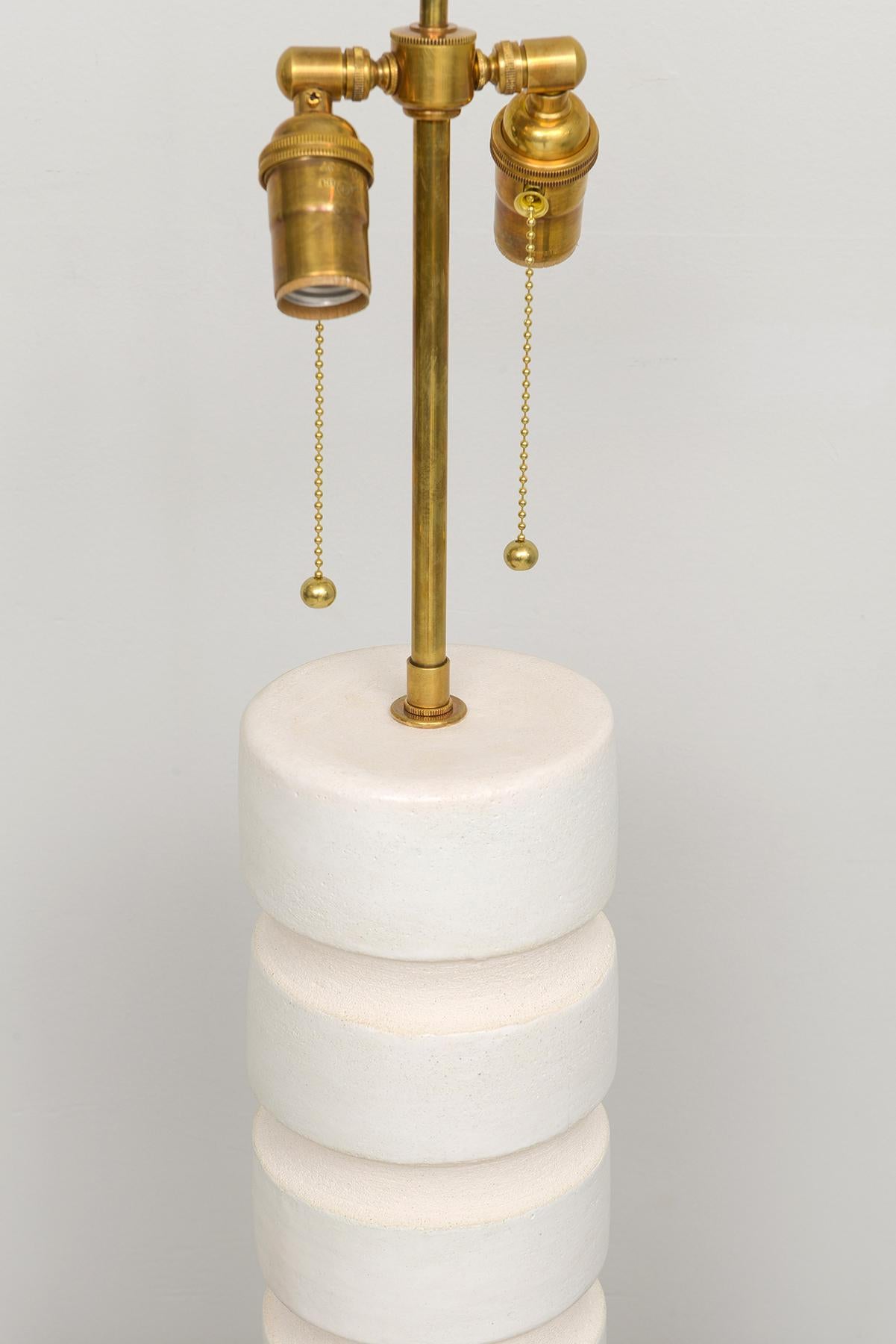 Paire de lampes cylindriques françaises en céramique sur mesure par Barbara Billoud  Neuf - En vente à New York, NY