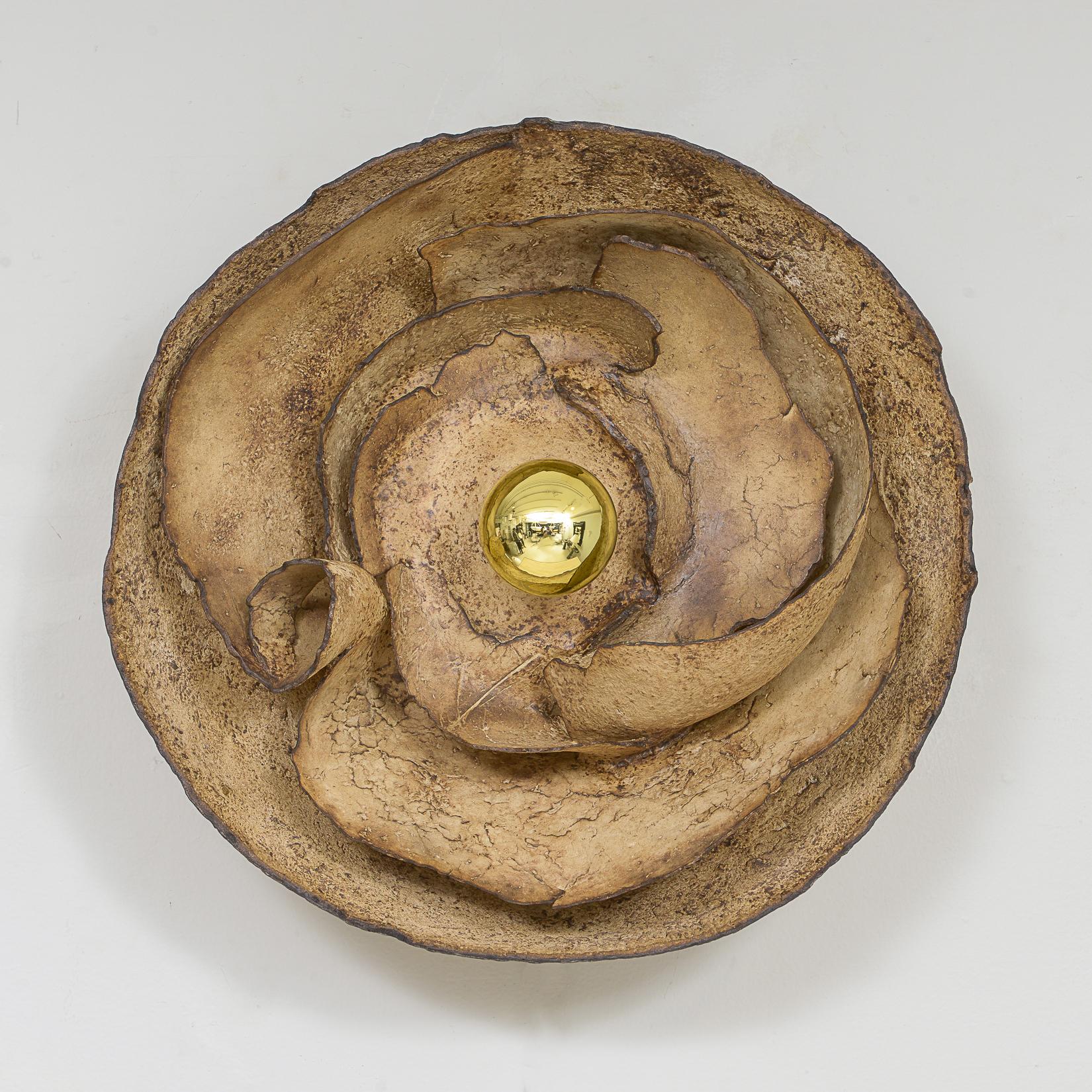 Coppia unica e scultorea di lampade organiche in cartapesta disegnate dall'artigiano francese Sandy Pouget. Le appliques possono essere realizzate su misura - Lerebours Antiques accetta anche commissioni per l'artista. Le applique sono cablate UL. 