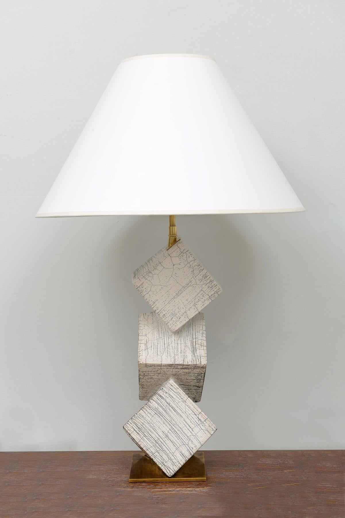 Coppia di lampade scultoree cubiste francesi in ceramica Raku realizzate in esclusiva per Lerebours Antiques da Barbara Billoud. Set di 2.
I tempi di consegna sono di 11-12 settimane.
Al momento è disponibile un solo paio.
I paralumi non sono