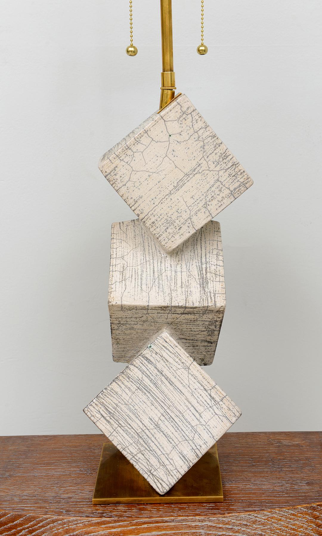 XXI secolo e contemporaneo Coppia di lampade scultoree cubiste in ceramica Raku francese Bepoke in vendita