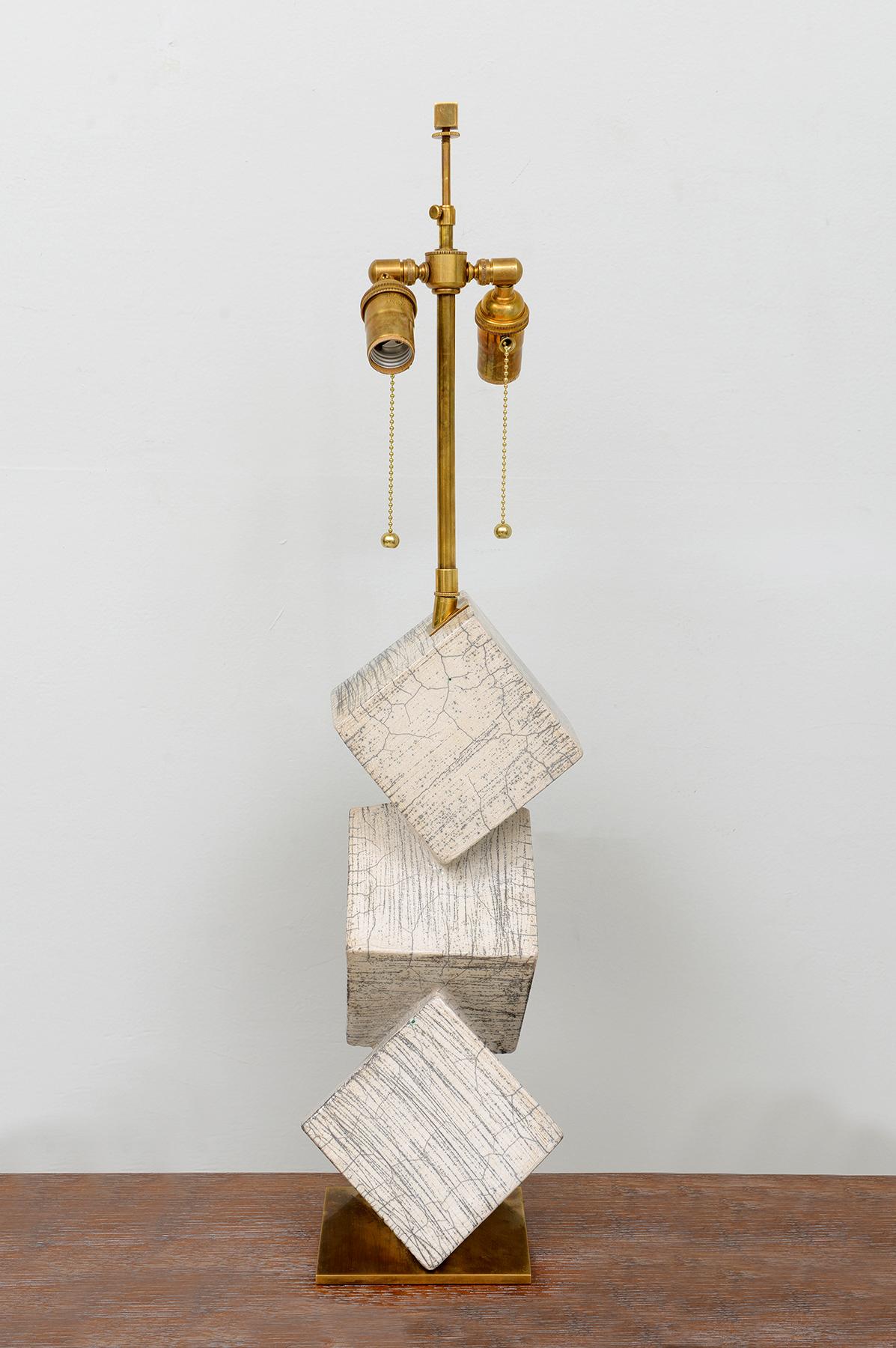 Laiton Paire de lampes cubistes françaises sculpturales en céramique Raku sur mesure en vente