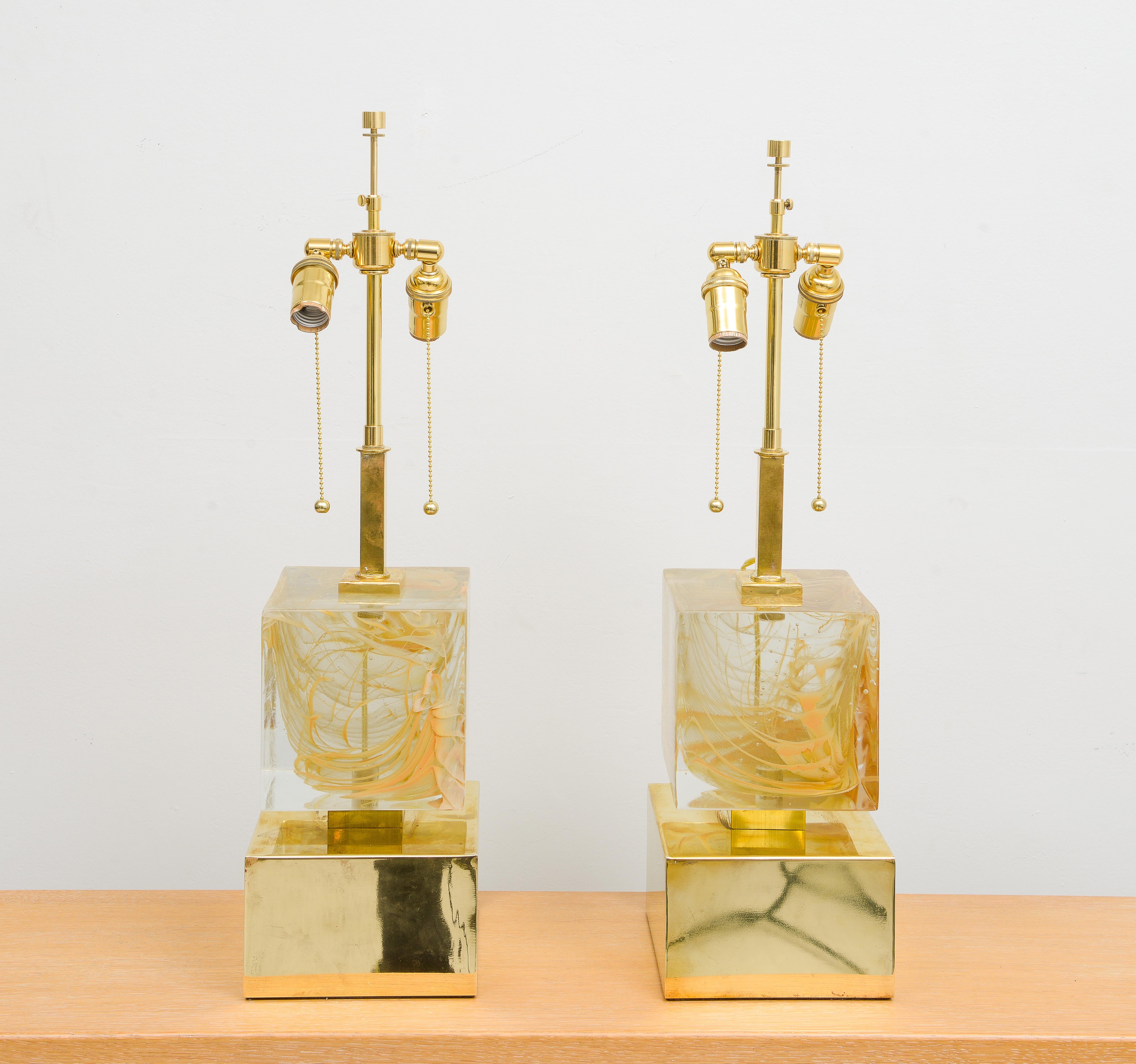 Maßgeschneidertes Paar skulpturaler Murano-Glaslampen auf Messingfuß.
Satz von 2. Diese Lampen können angepasst werden. Die Lampenschirme sind nicht enthalten.
Die Basis ist quadratisch B 7