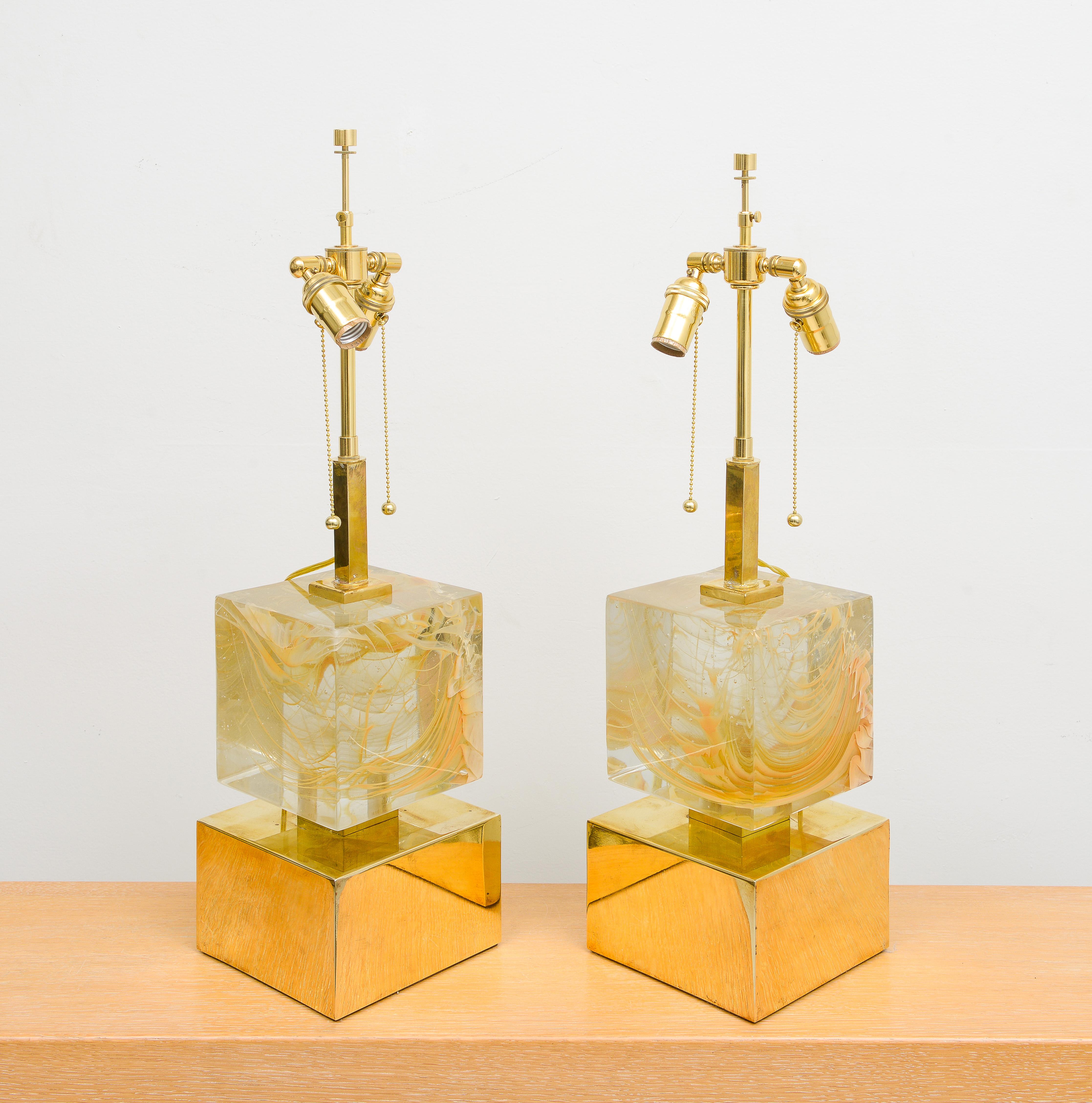 Maßgeschneidertes Paar skulpturaler Muranoglaslampen auf Messingfuß (Moderne der Mitte des Jahrhunderts) im Angebot