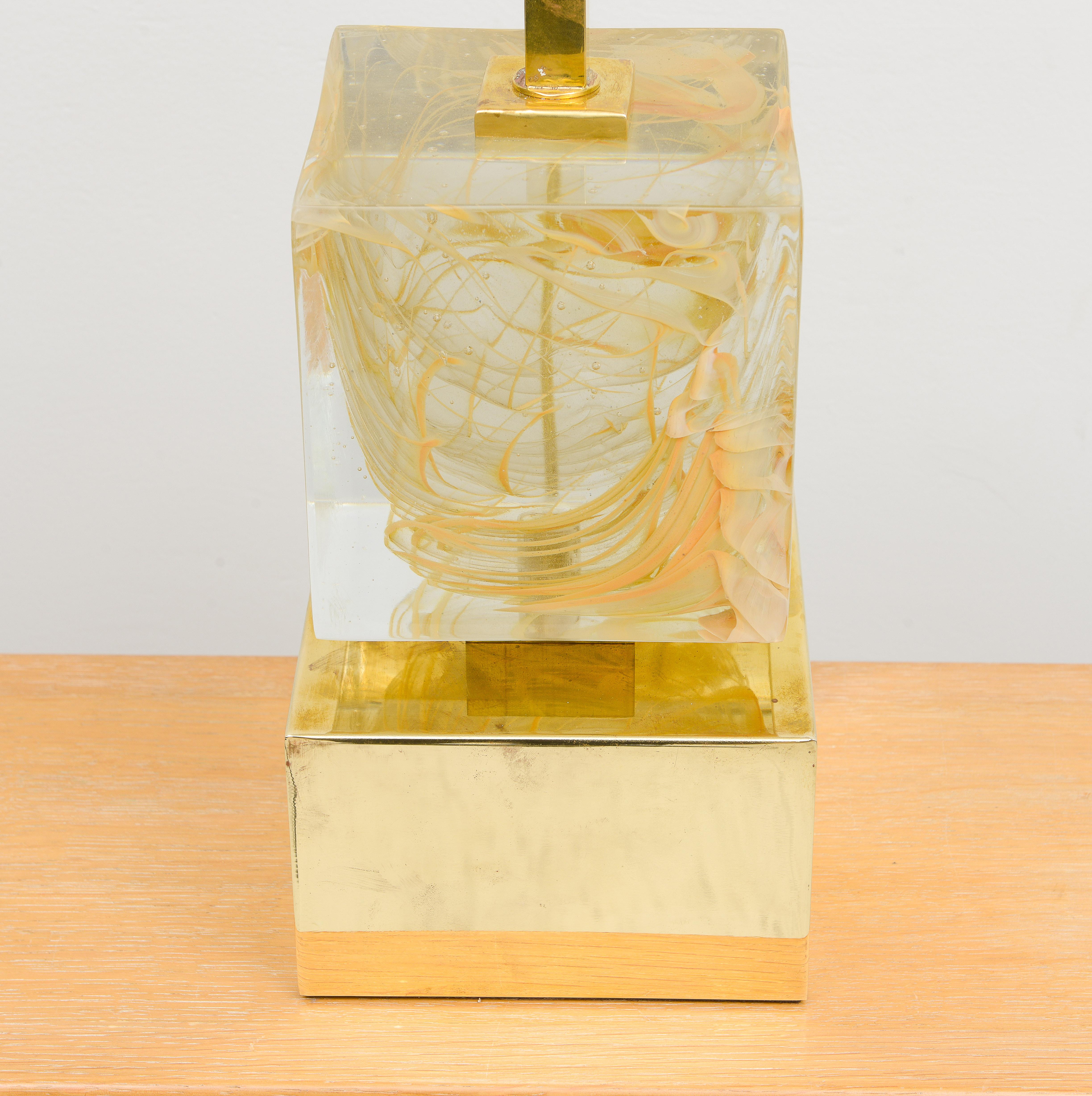 Maßgeschneidertes Paar skulpturaler Muranoglaslampen auf Messingfuß (21. Jahrhundert und zeitgenössisch) im Angebot