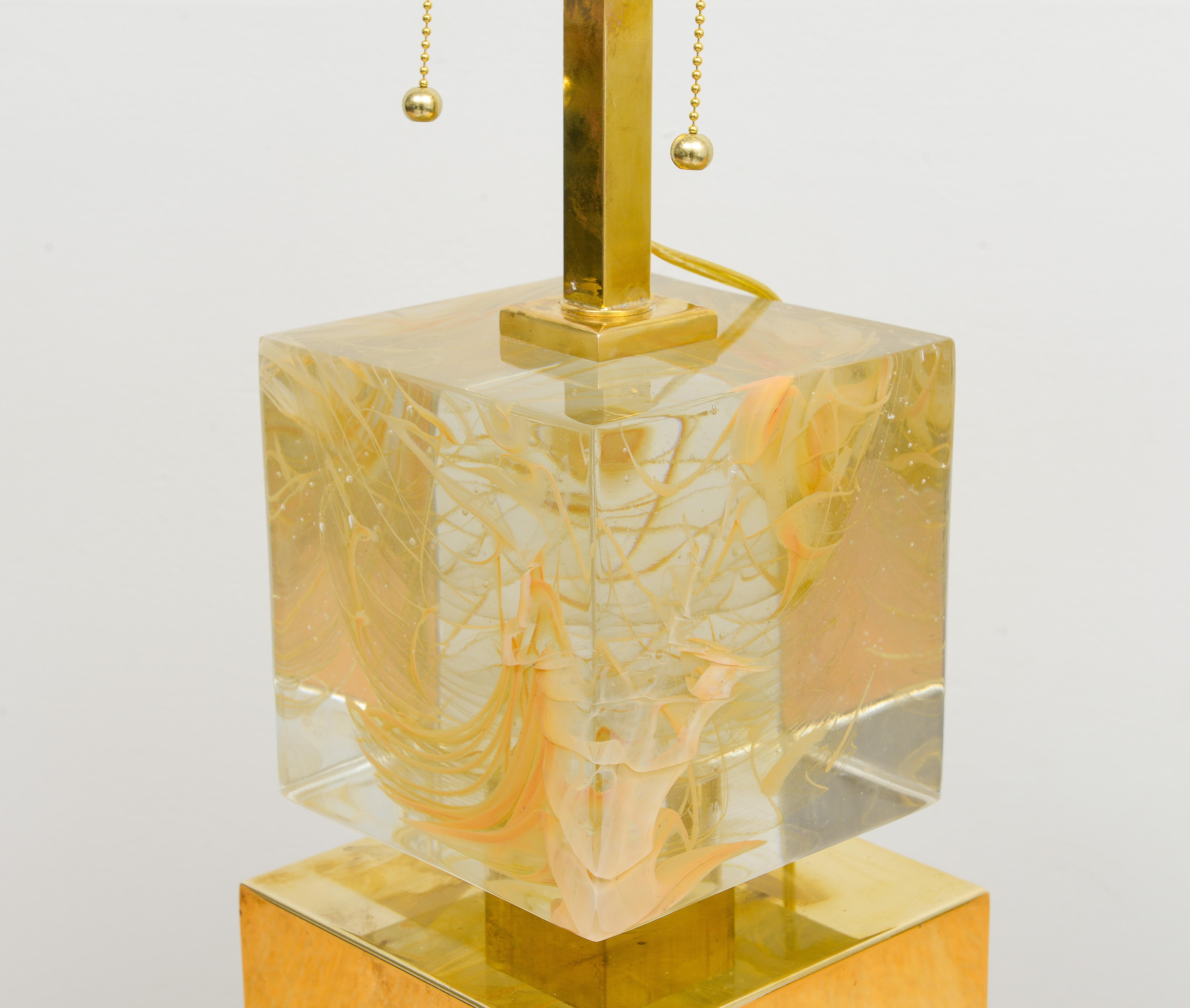 Maßgeschneidertes Paar skulpturaler Muranoglaslampen auf Messingfuß im Angebot 1