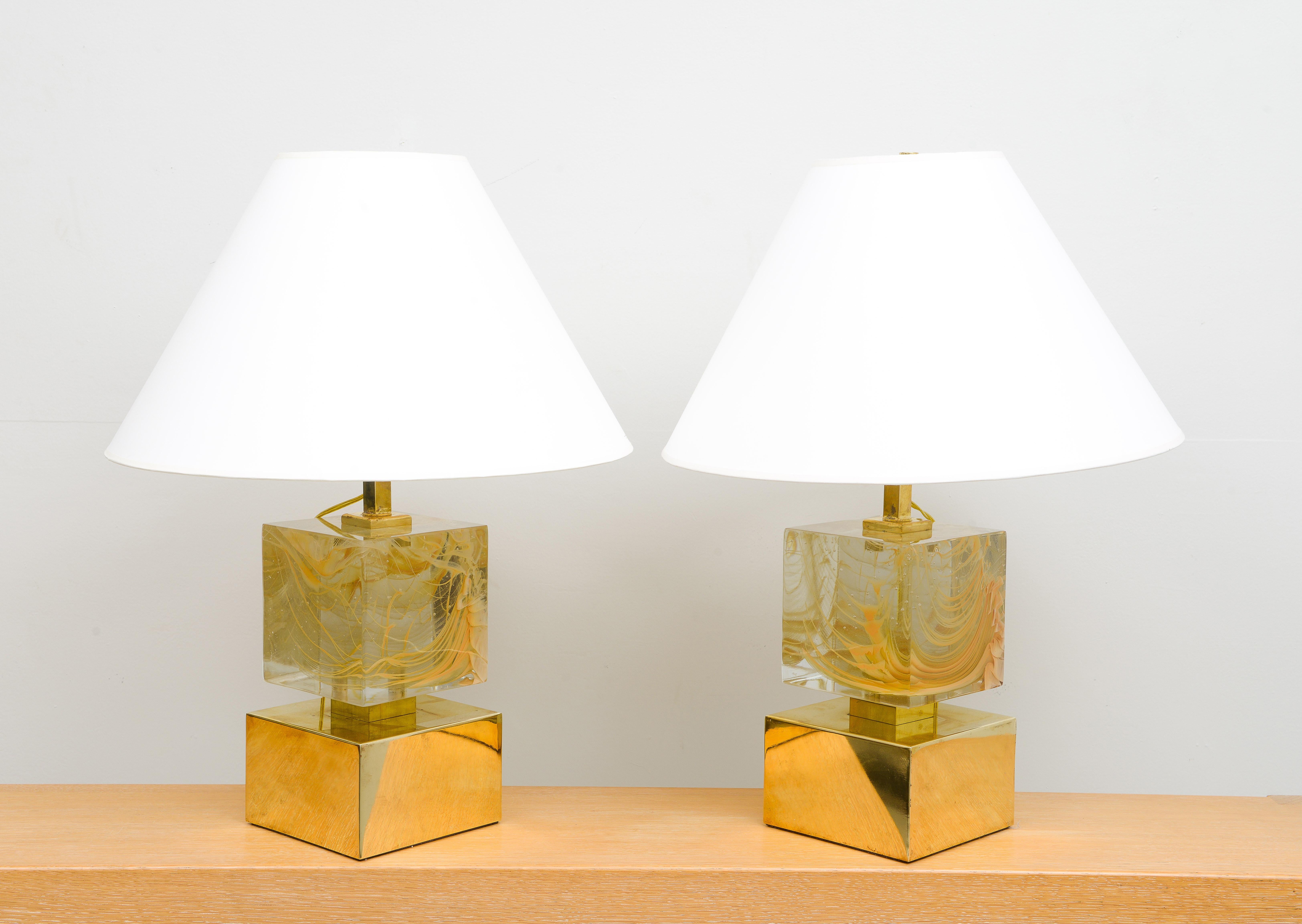 Maßgeschneidertes Paar skulpturaler Muranoglaslampen auf Messingfuß im Angebot 2