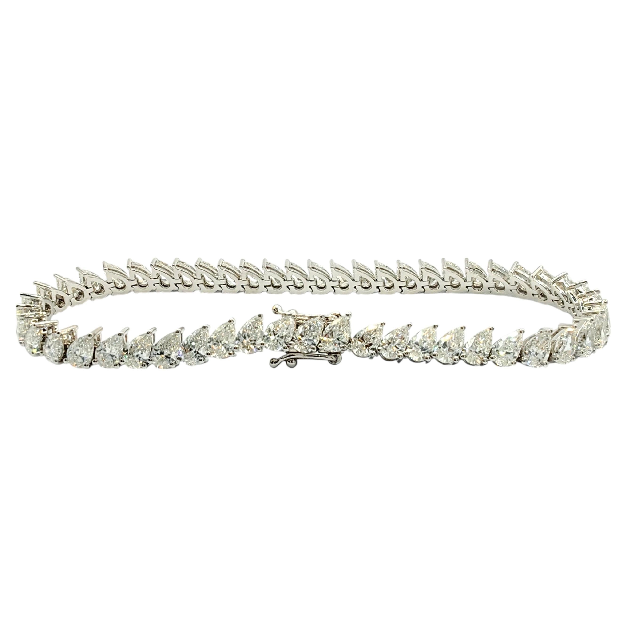 Bespoke Teardrop Pear Cut Diamond Tennis Bracelet in 14K/18K gold or platinum For Sale
