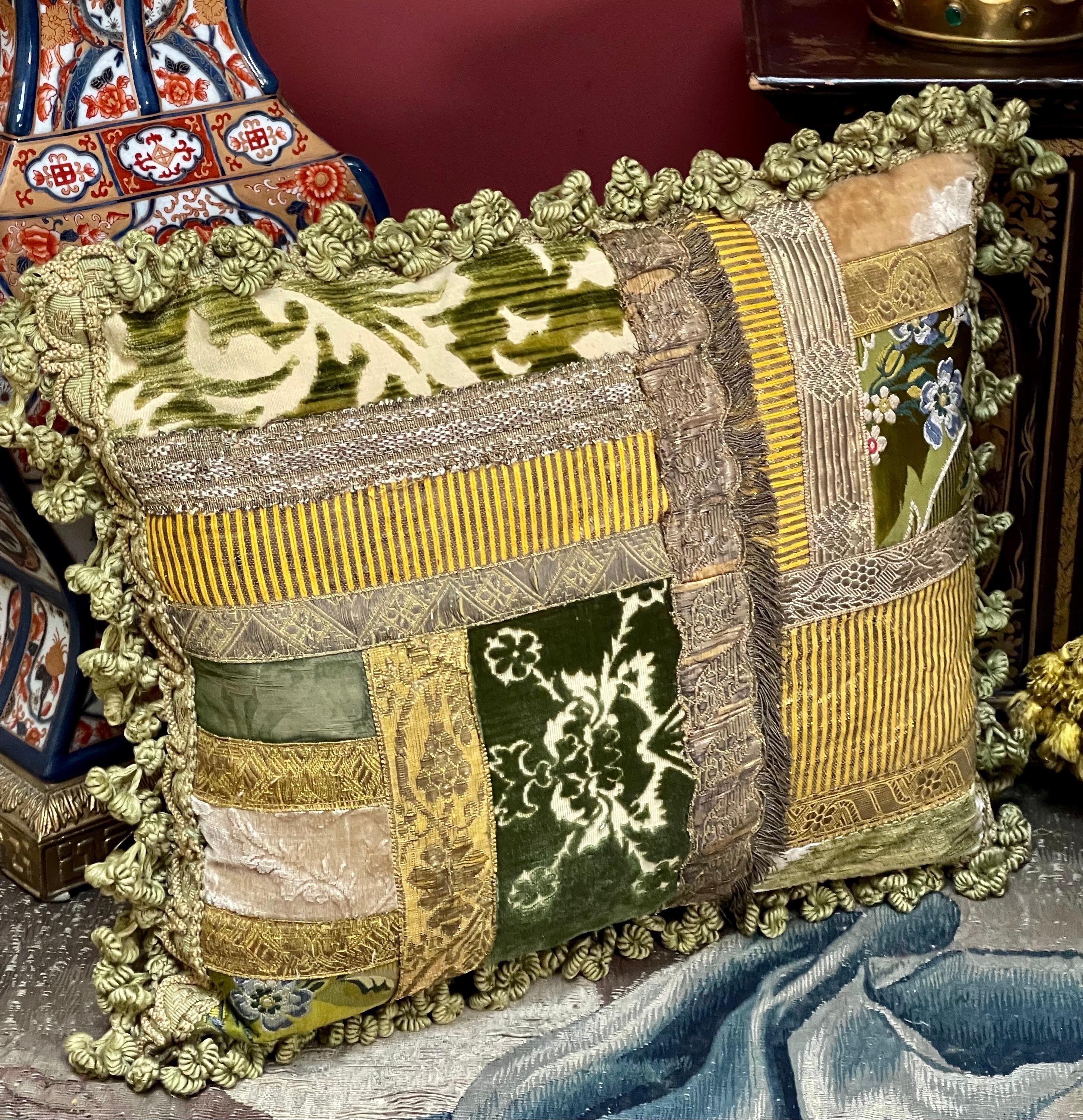 

Cuscino su misura Hand Made che incorpora una selezione di velluti di seta Luigi Bevilacqua Soprarizzo vintage e contemporanei. Tessuta a mano a Venezia su telai del XVIII secolo
Broccato di seta Vintage By
Rifinito con passamanerie metalliche e