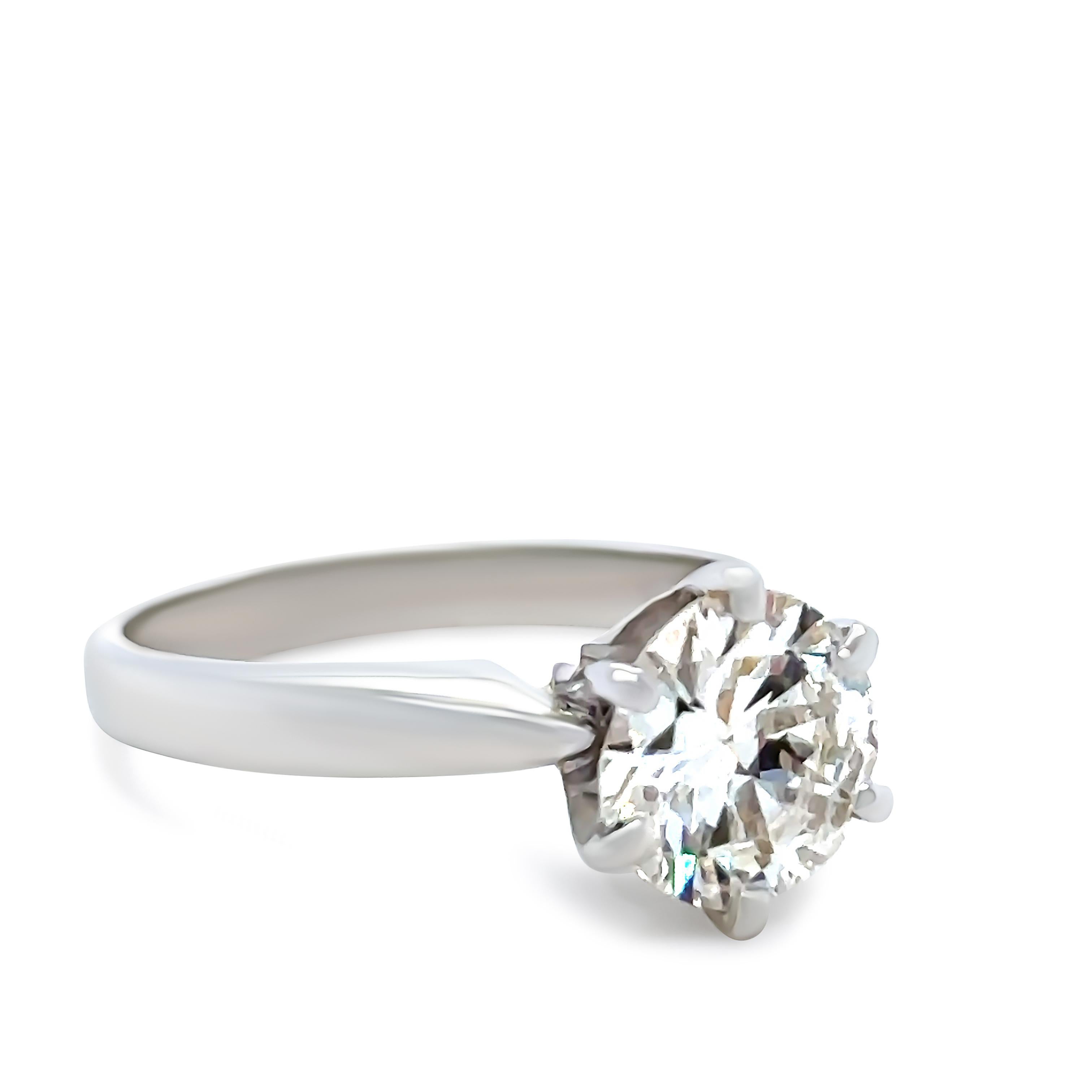 Un anillo de compromiso de diamantes a medida, de platino 950. Engastado con un diamante redondo talla brillante en un engaste de 6 garras. Color I, Claridad SI1 con un peso total en quilates de 1,48 ct.

Metal: Platino 950
Quilate: 1,48ct
Color: