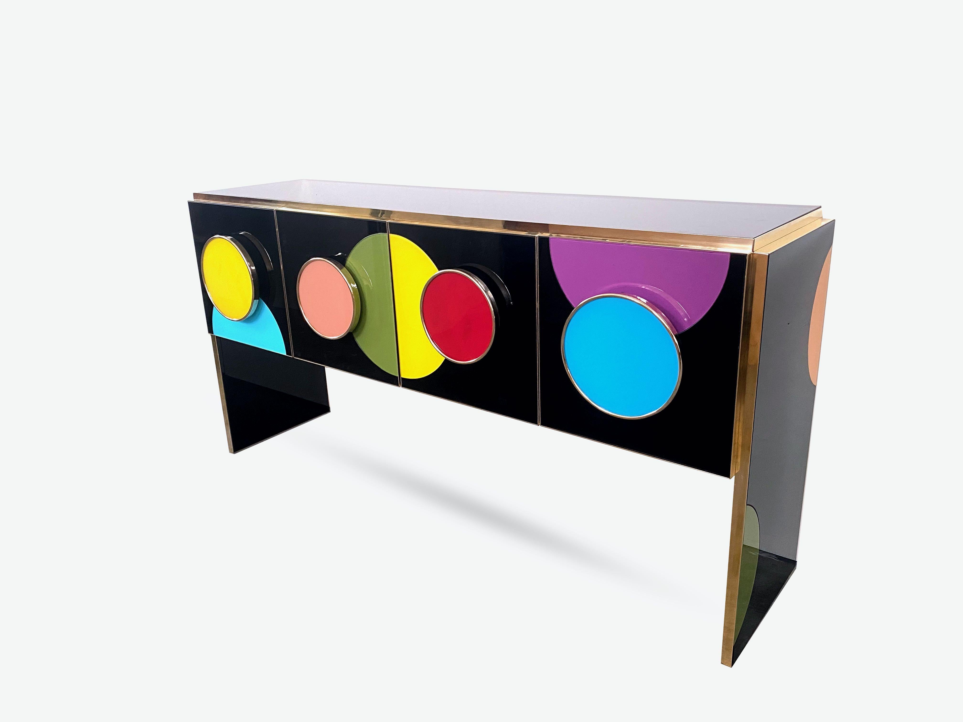 Konsolen-Sideboard aus farbigem Glas und Messing im postmodernen Stil nach Maß (Postmoderne) im Angebot