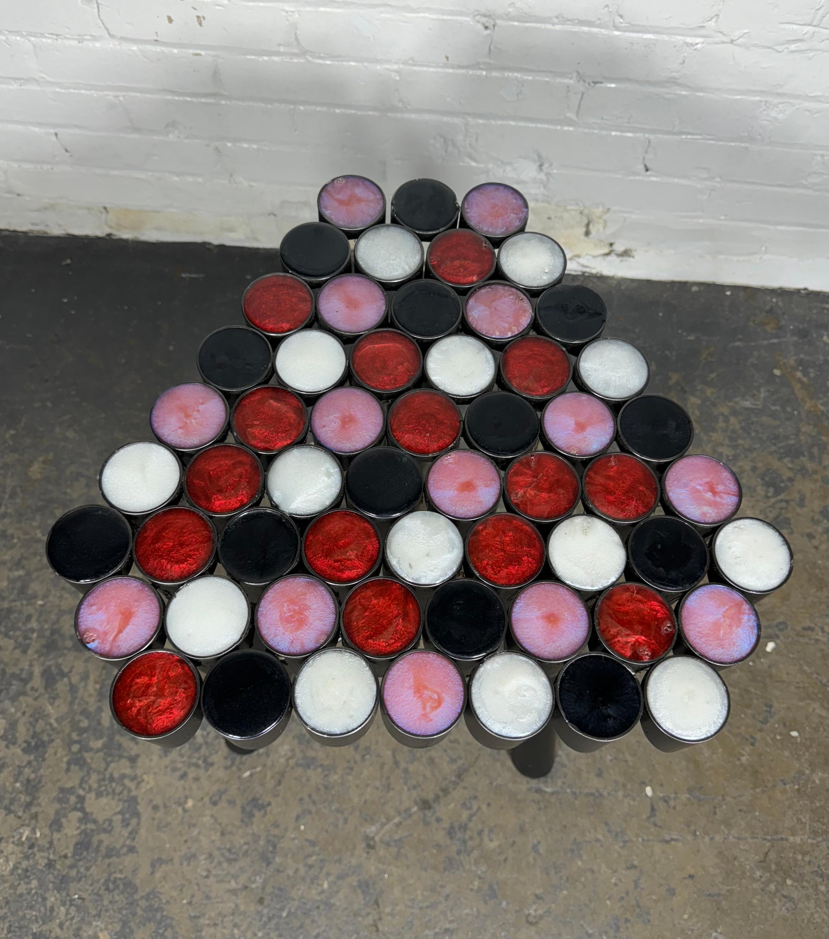 Mesa postmodernista a medida, acero y resina . YAYOI diseñado por Chris Maher Hecho a mano en venta