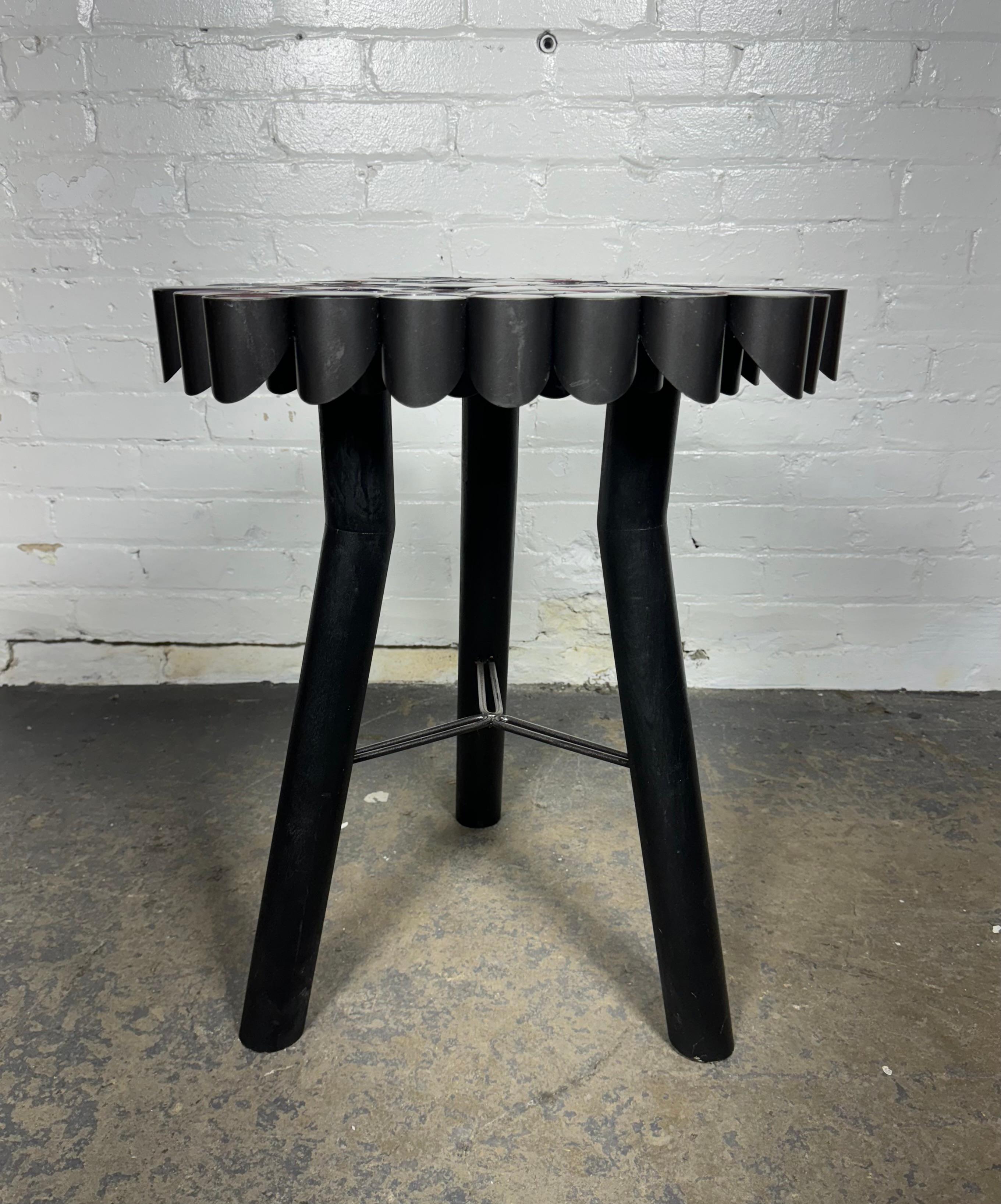Mesa postmodernista a medida, acero y resina . YAYOI diseñado por Chris Maher Siglo XXI y contemporáneo en venta