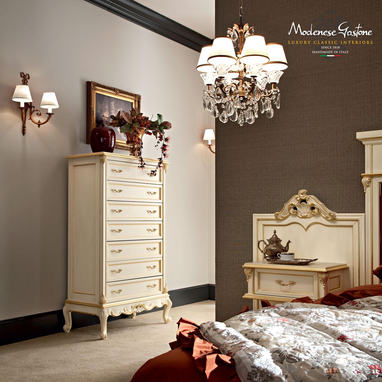 Clearly bespoke 7-drawers chest of drawers by Modenese Gastone Luxury Interiors, premium decorations include appealing radica wooden surfaces and silver leaf decorations on edges, baroque carvings and scrolled legs. Each drawer features a Blumotion