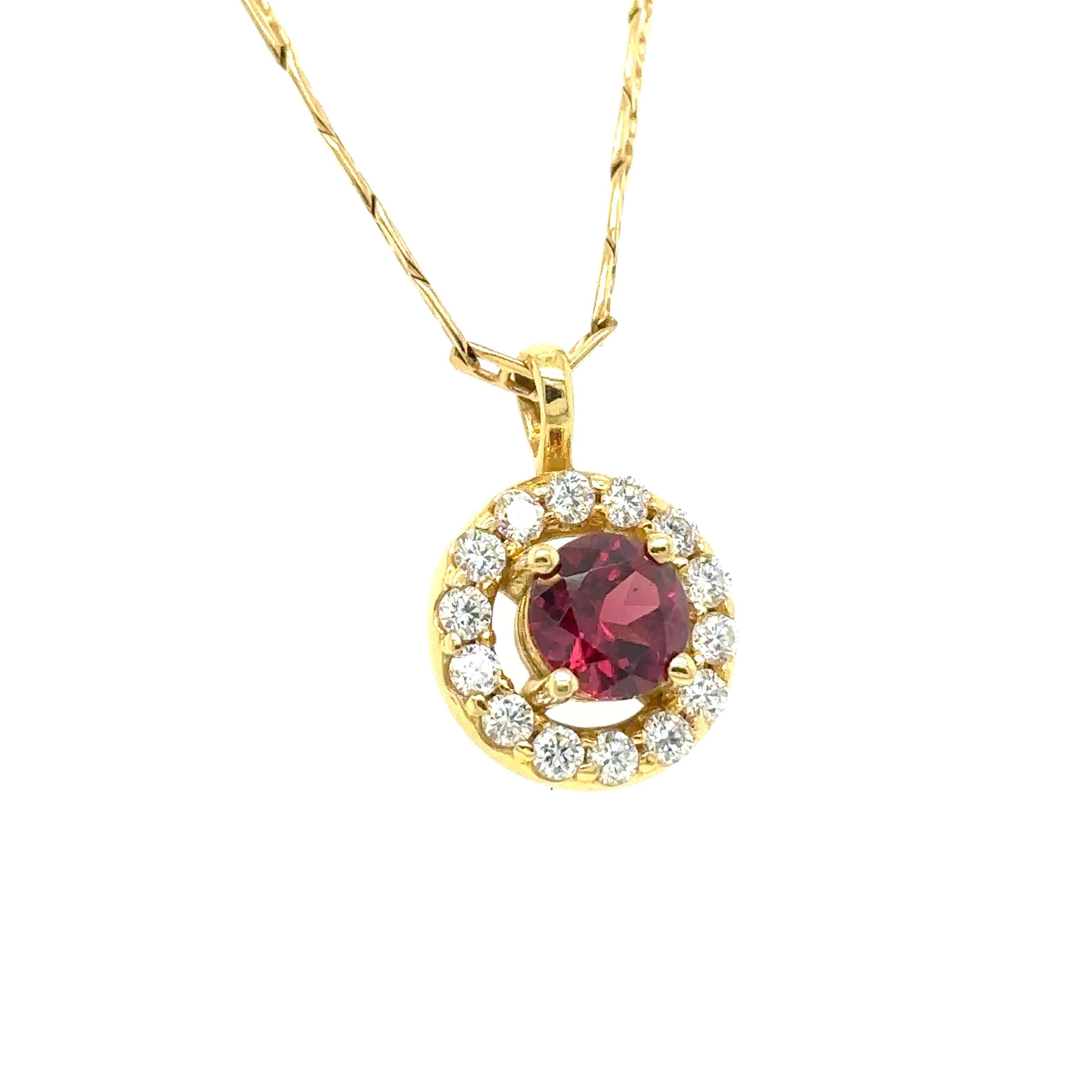 Características únicas:

Pedante de granate rodolita

El colgante es de oro amarillo de 18 ct, estampado 18 ct. 

El colgante es un granate rodolita de 1,3 ct, redondo, color: púrpura rojizo oscuro, claridad: ojo limpio.
 
14 diamantes. Total 0,7ct.