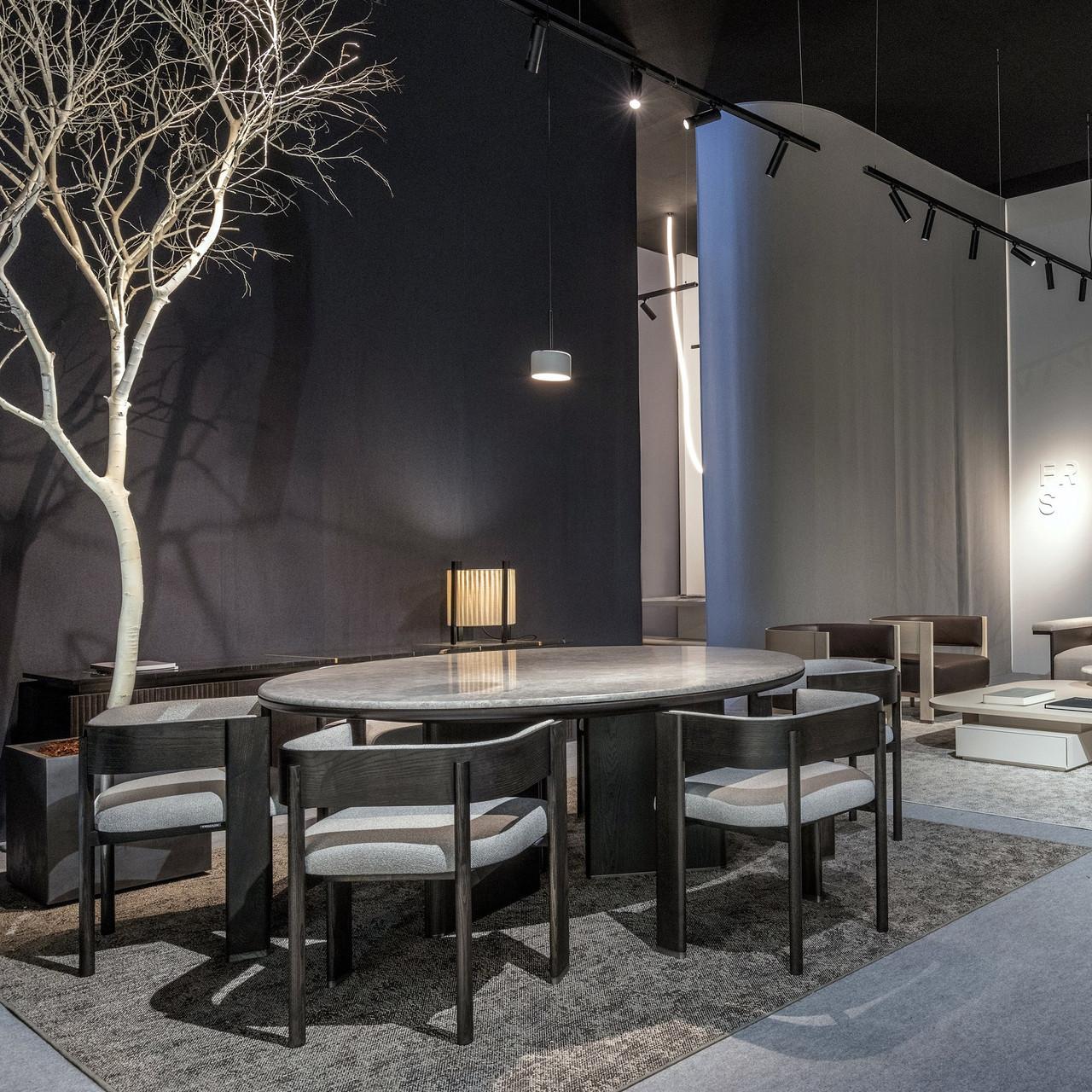 Esta mesa de comedor cautiva por su extraordinario diseño, con un tablero redondo de mármol delicadamente sostenido por tres patas elegantemente dispuestas. Su generoso diámetro de 180 cm proporciona un amplio espacio para sentar cómodamente de 8 a