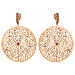 Boucles d'oreilles pendantes de créateur en or 18 carats avec calligraphie en rubis, symbole britannique et talisman 