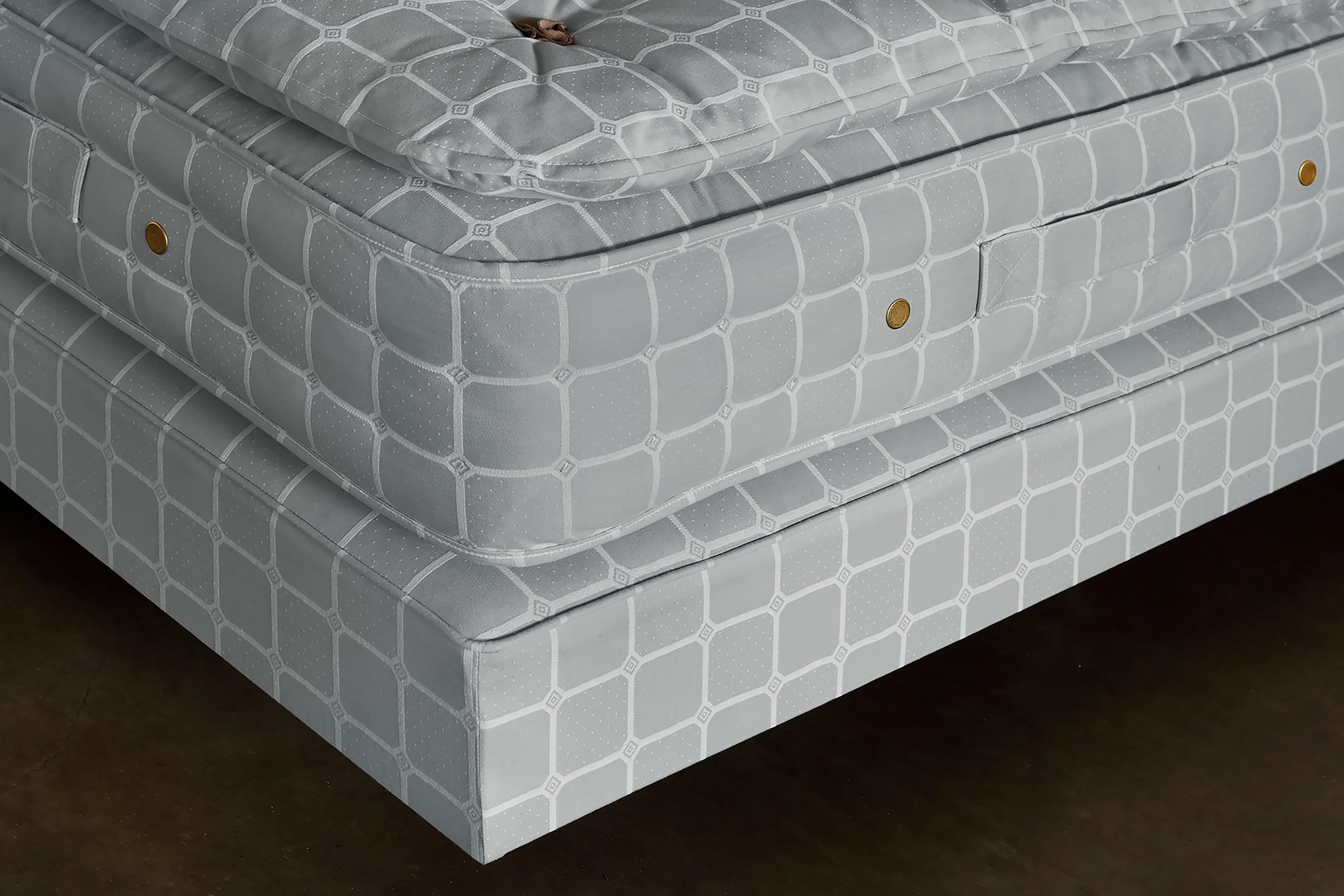 Contemporary Bespoke Savoir Felix Linen Headboard & Nº4v Vegan Bed Set, Eastern King Size For Sale