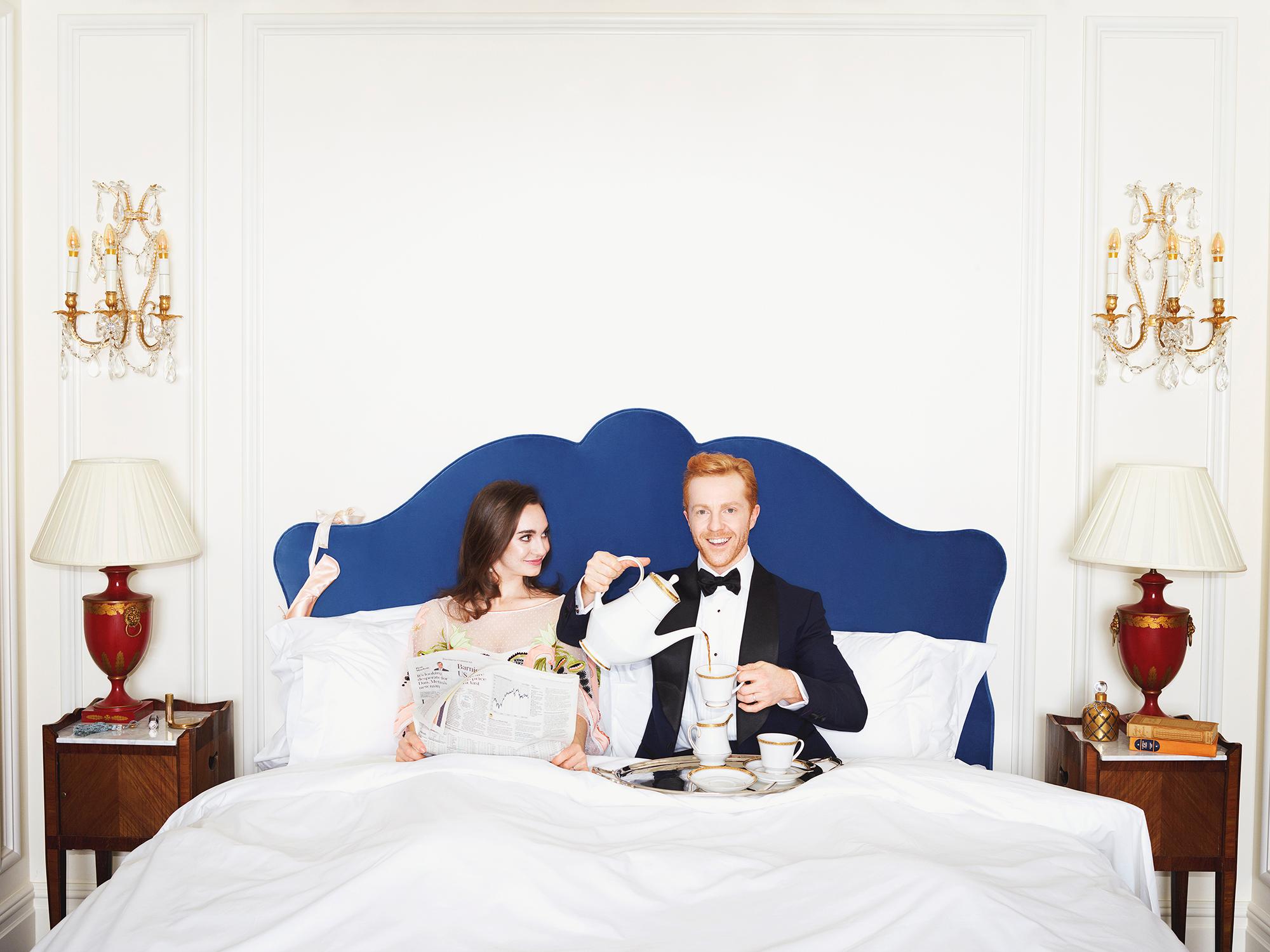 Ein innovativer Ansatz für eine klassische Form mit eleganten Kurven, gepolstert in einem verspielten Farbton. Benannt nach Helen Lenoir, der Unternehmerin und Ehefrau des Savoy-Gründers Richard D'Oyly Carte, feiert das Lenoir das Erbe und die