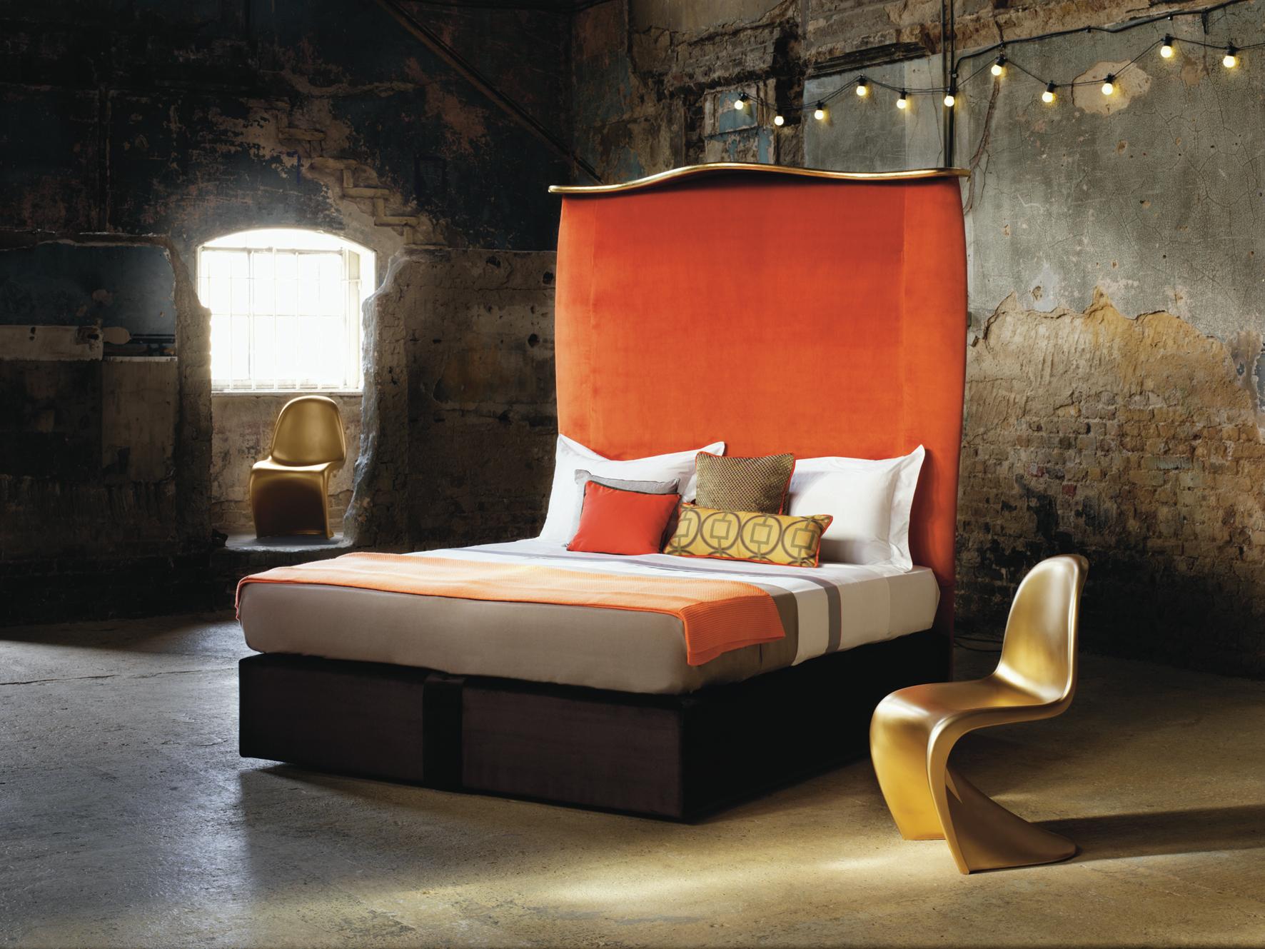 Nicky Haslam, eine der einflussreichsten Innenarchitektinnen Großbritanniens, ist bekannt für hochwertiges Design, maßgefertigte Möbel und einen ständig wechselnden Stil. Seine Collaboration für Savoir hat ein atemberaubendes Bett mit einem
