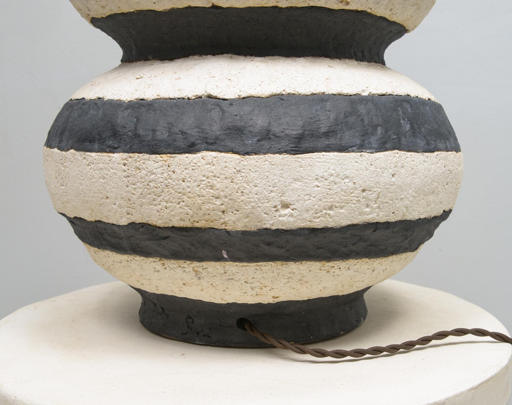 Lámpara escultórica de cerámica en blanco y negro hecha a medida Hecho a mano en venta