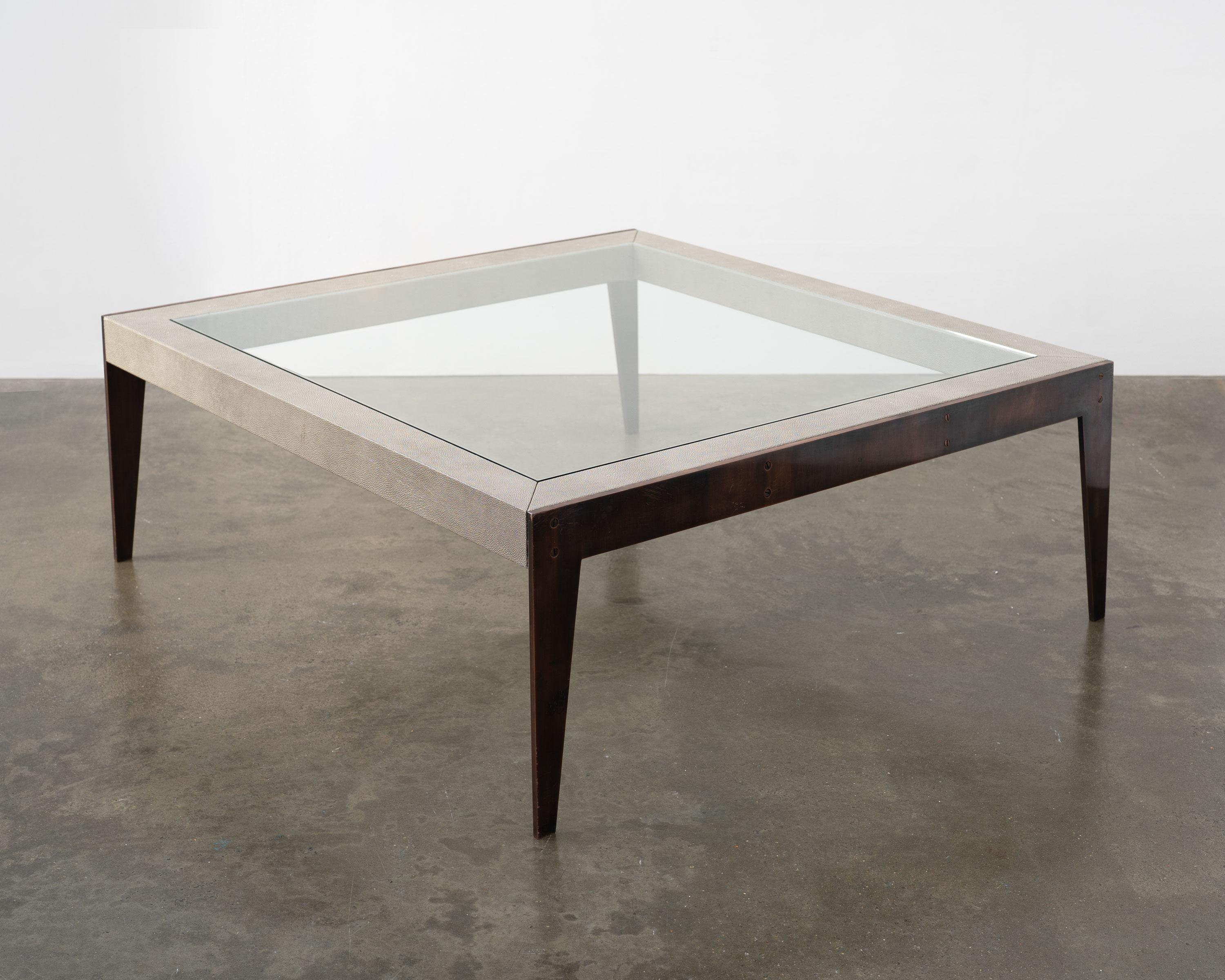 Mesa baja de piel de zapa y latón a medida Desconocido en venta
