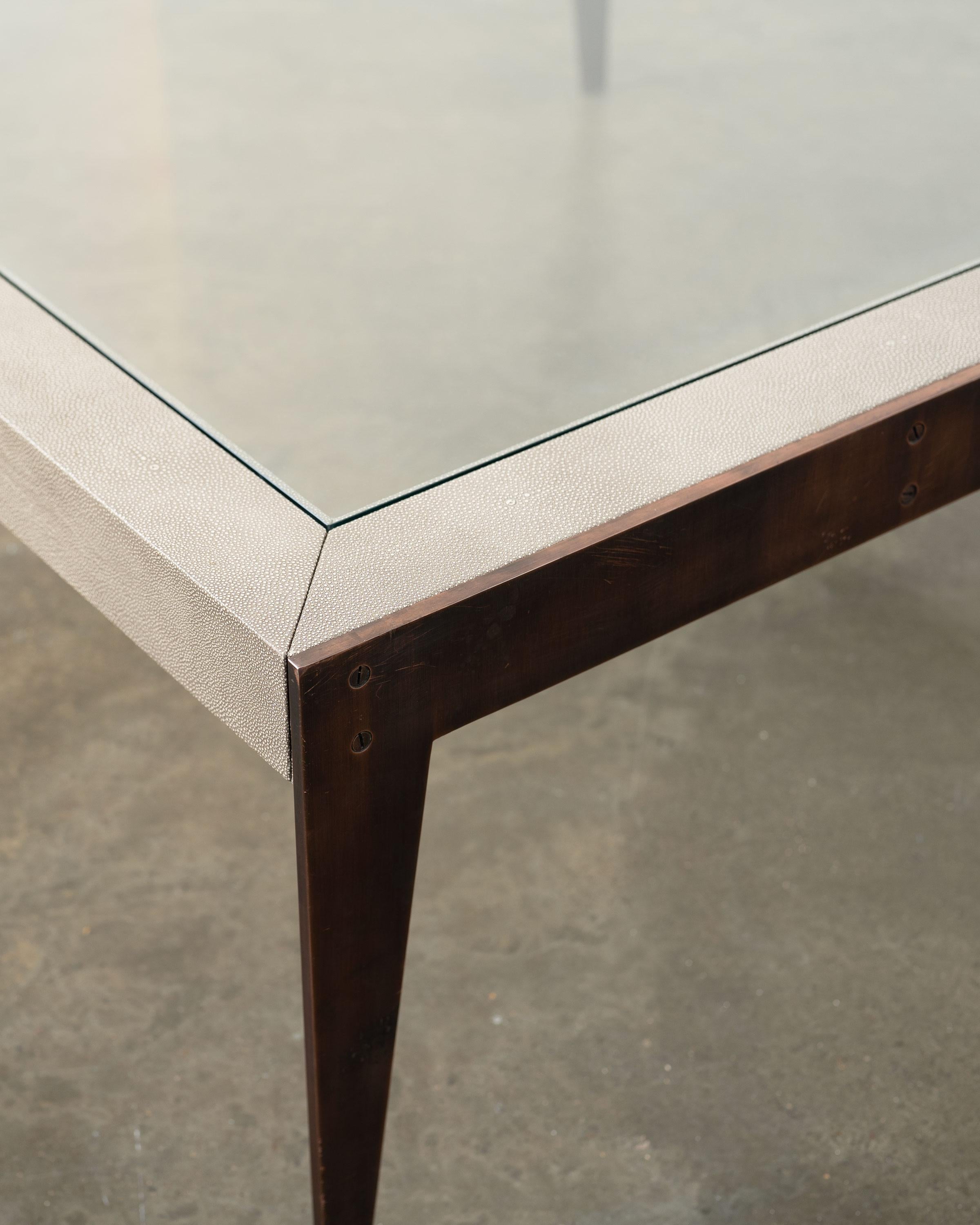 Mesa baja de piel de zapa y latón a medida en Bueno estado para la venta en Surbiton, GB