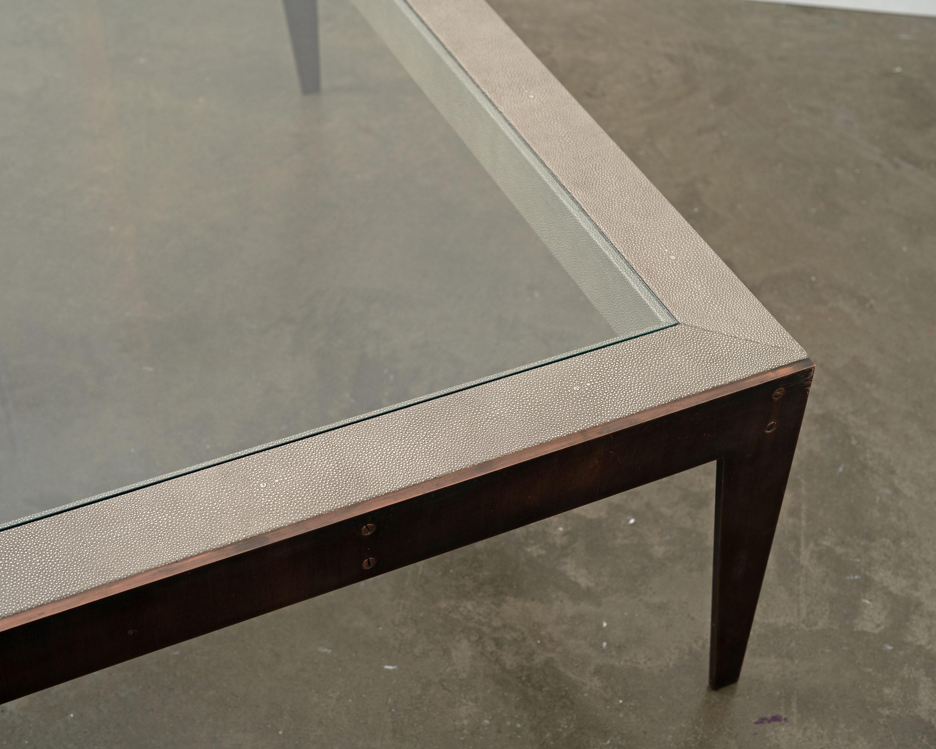 Mesa baja de piel de zapa y latón a medida siglo XX en venta
