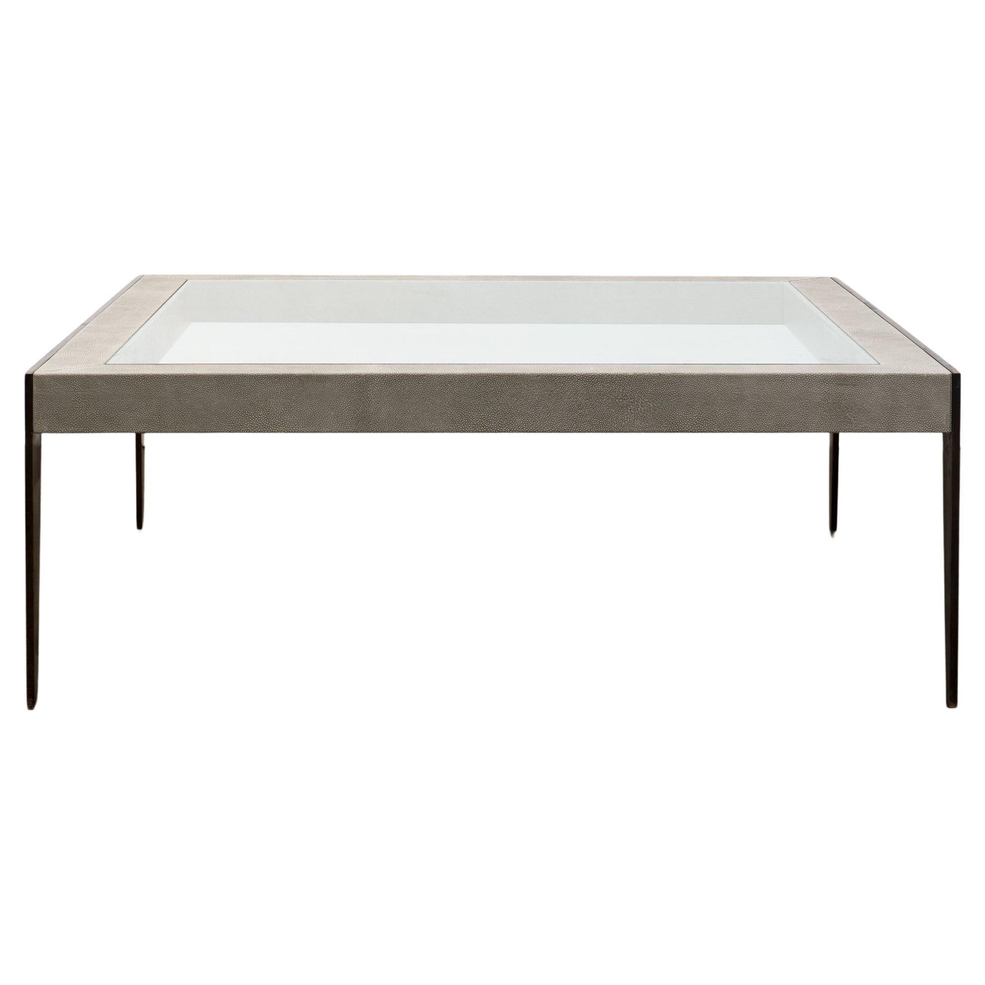 Mesa baja de piel de zapa y latón a medida en venta
