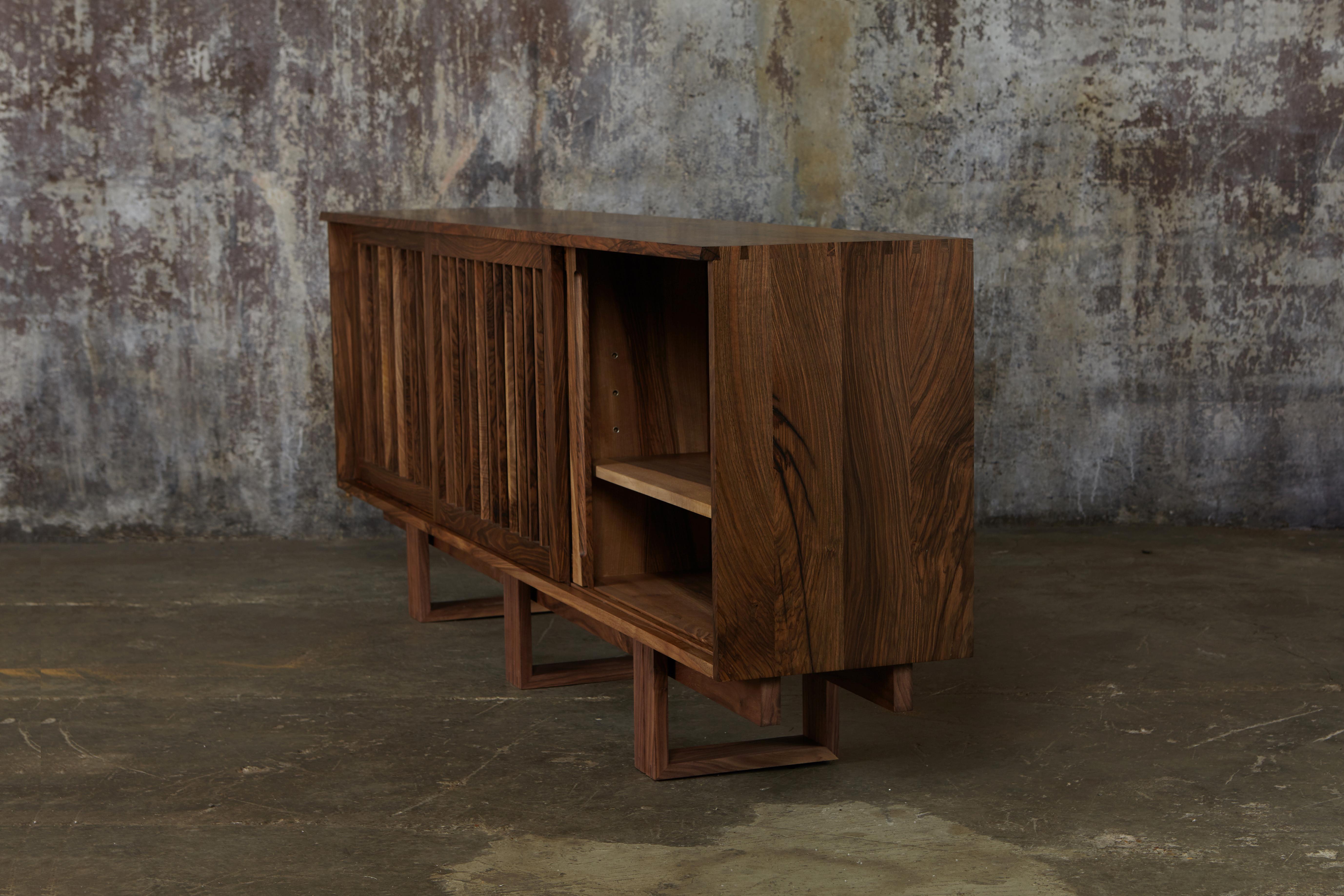 Bespoke side Cabinet in solid walnut with sliding doors en vente 13