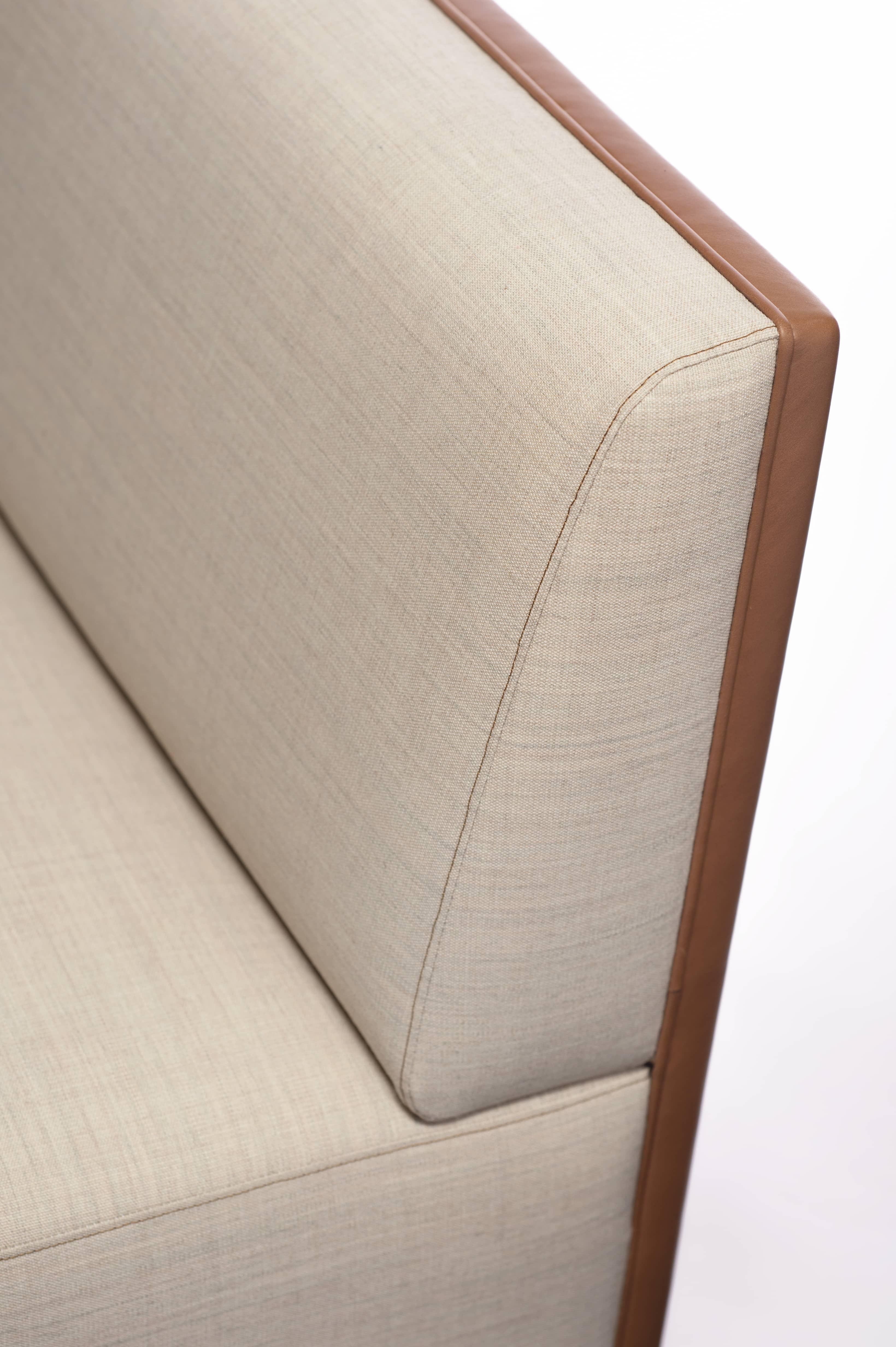 Ce mobilier artisanal, composé d'un canapé (ici proposé) et de deux fauteuils, a été conçu par Vincent Lebourdon pour un salon parisien afin d'offrir plusieurs usages et configurations de l'espace. Ce mobilier alliant de beaux matériaux, des lignes