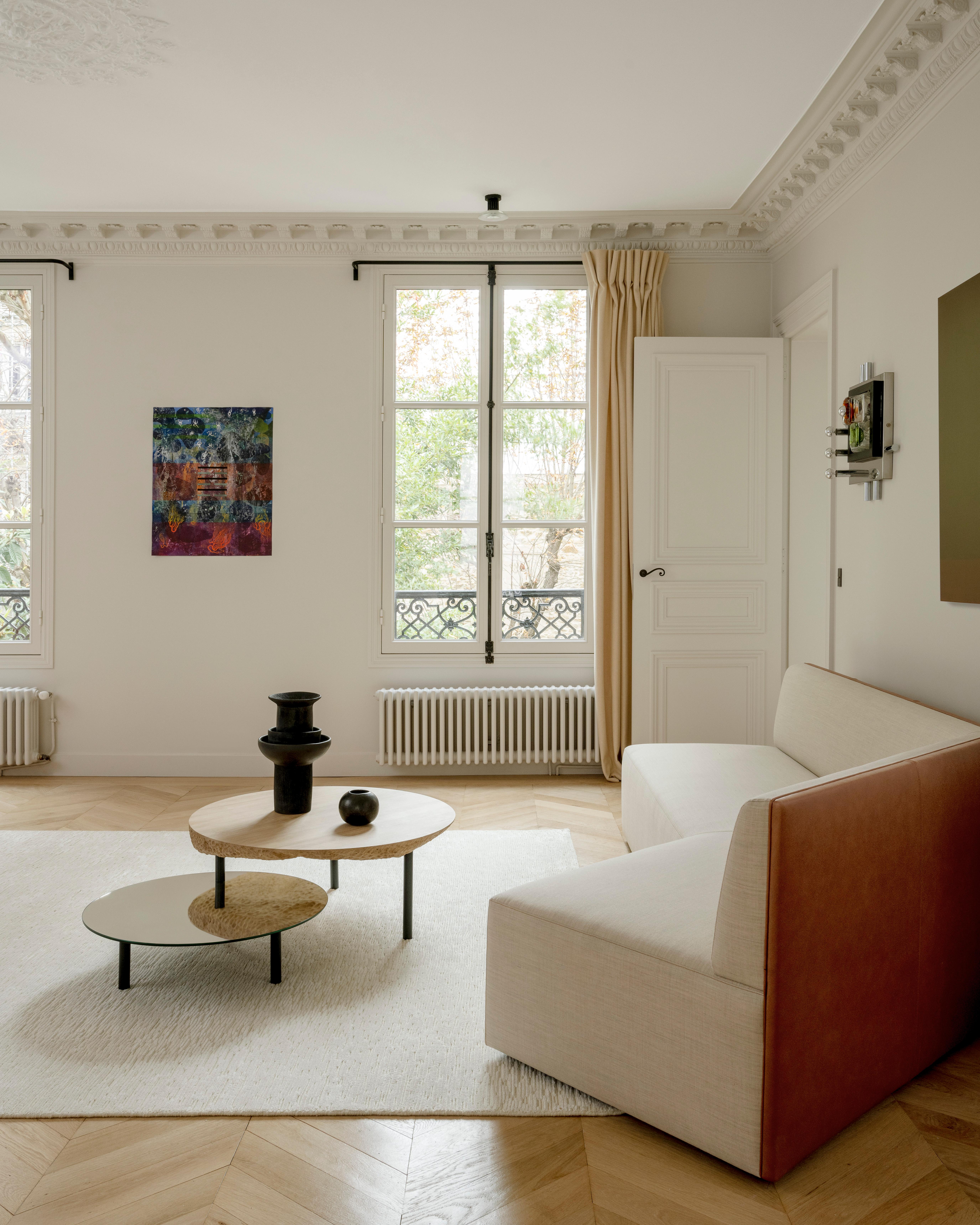 Maßgefertigtes Sofa aus beigefarbenen Stoffen und braunem Leder von Vincent Le Bourdon Handgefertigt (Moderne) im Angebot