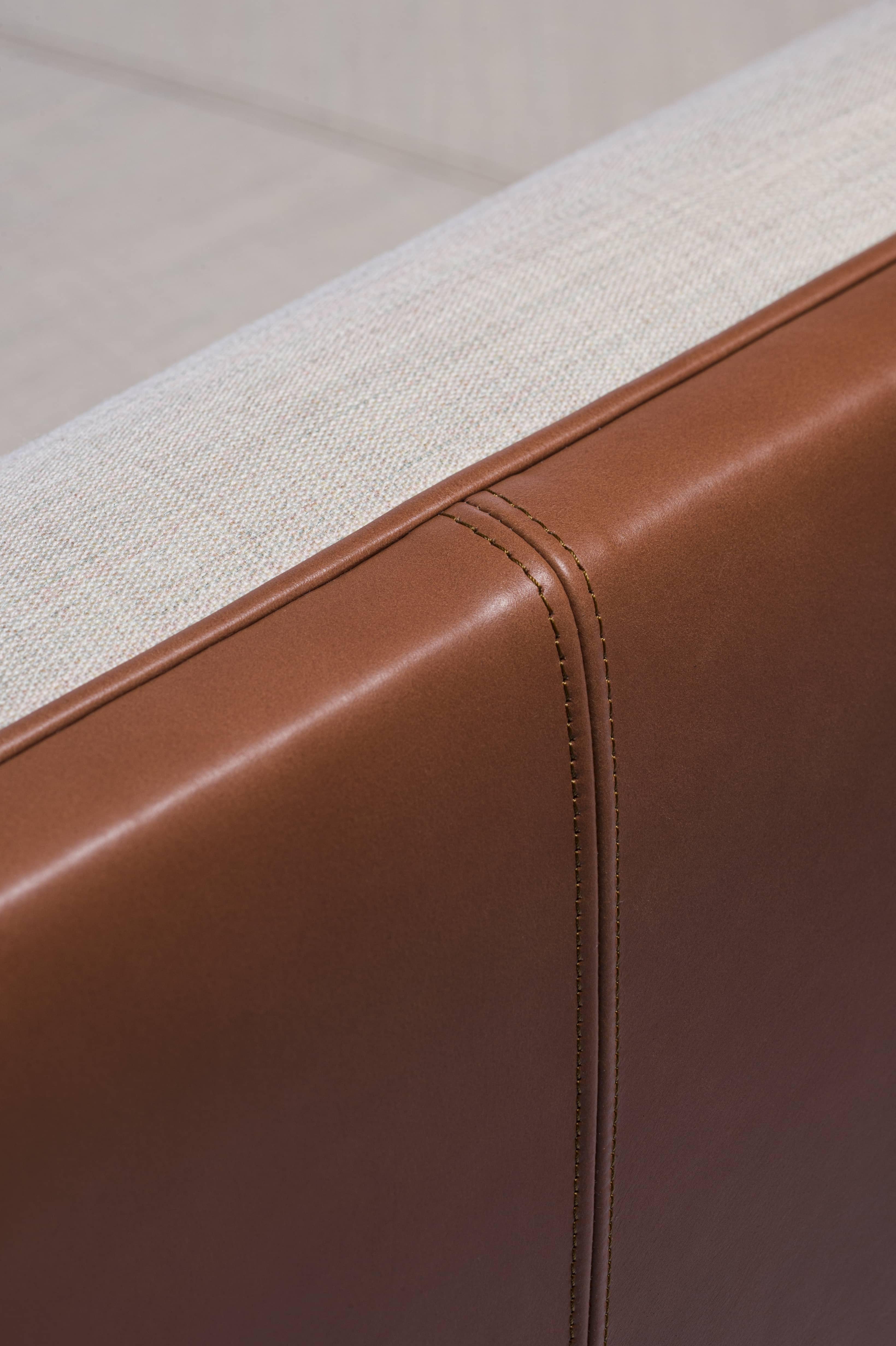 Maßgefertigtes Sofa aus beigefarbenen Stoffen und braunem Leder von Vincent Le Bourdon Handgefertigt (Französisch) im Angebot