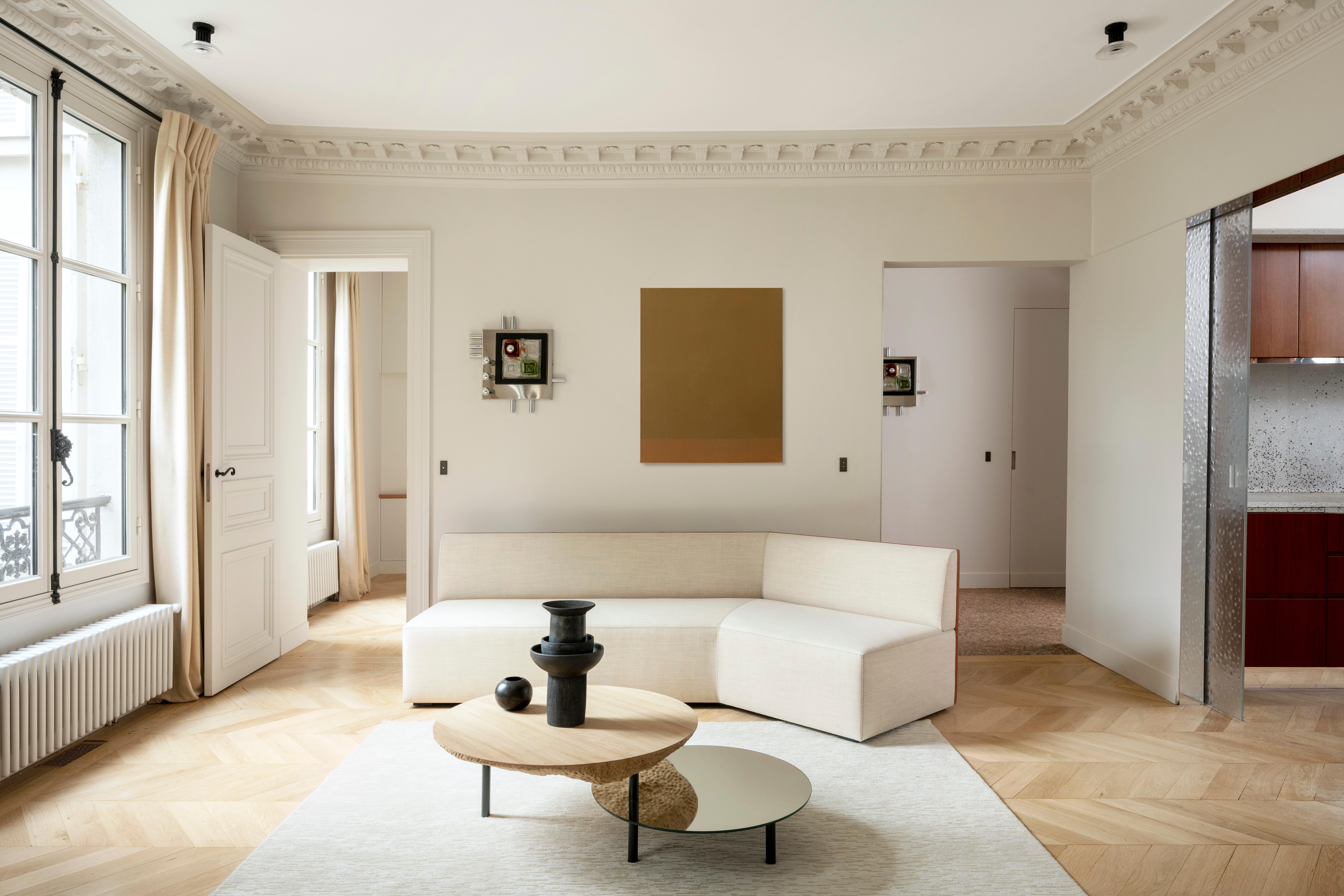 Maßgefertigtes Sofa aus beigefarbenen Stoffen und braunem Leder von Vincent Le Bourdon Handgefertigt (21. Jahrhundert und zeitgenössisch) im Angebot