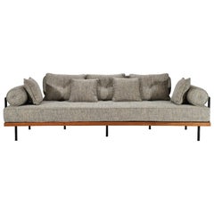 Maßgeschneidertes 3sitzer-Sofa aus aufgearbeitetem Hartholz und Messingrahmen von P. Tendercool ( Innenraum)