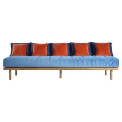 Maßgeschneidertes Sofa mit abgerundetem Sockel, Intarsien aus Messing mit Messingstreifen von P.Tendercool