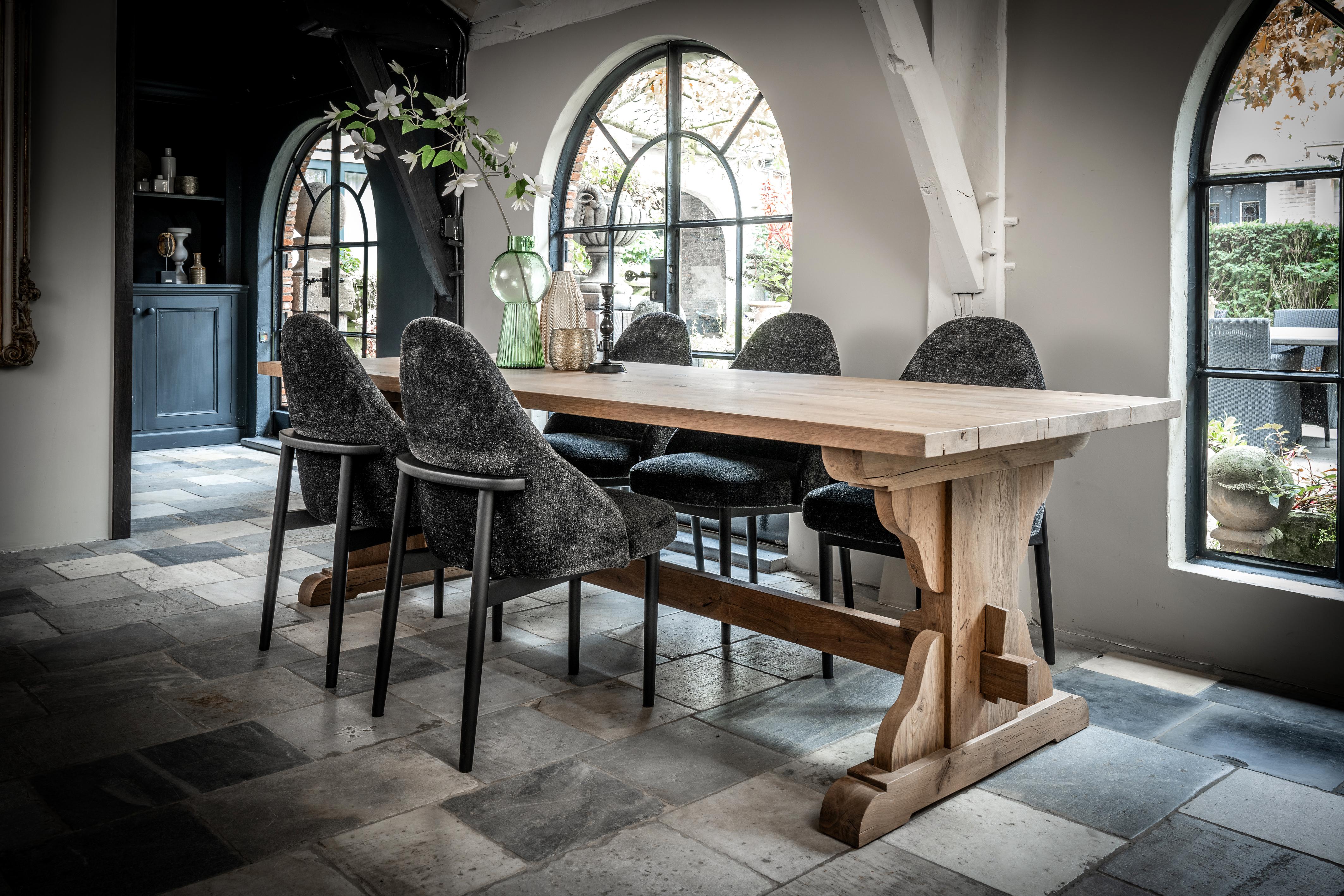 Nous vous présentons notre table de château, inspirée des meubles qui ornaient les couloirs des anciens châteaux et monastères, où les rassemblements pour les repas et les boissons étaient une tradition. Fabriquées par nos maîtres artisans hautement
