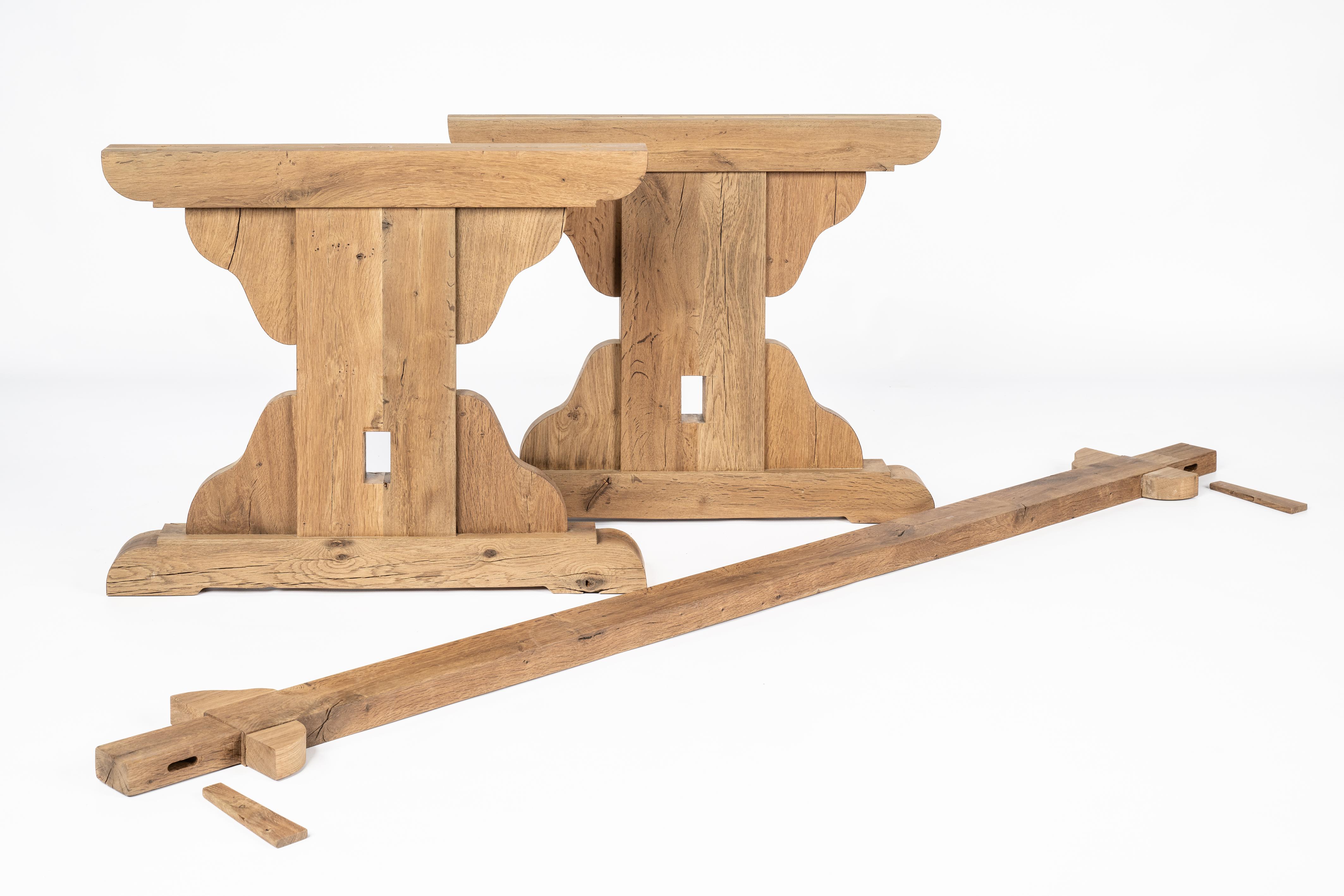 Chêne Table de salle à manger château en chêne français vieilli massif sur mesure avec finition mate en vente