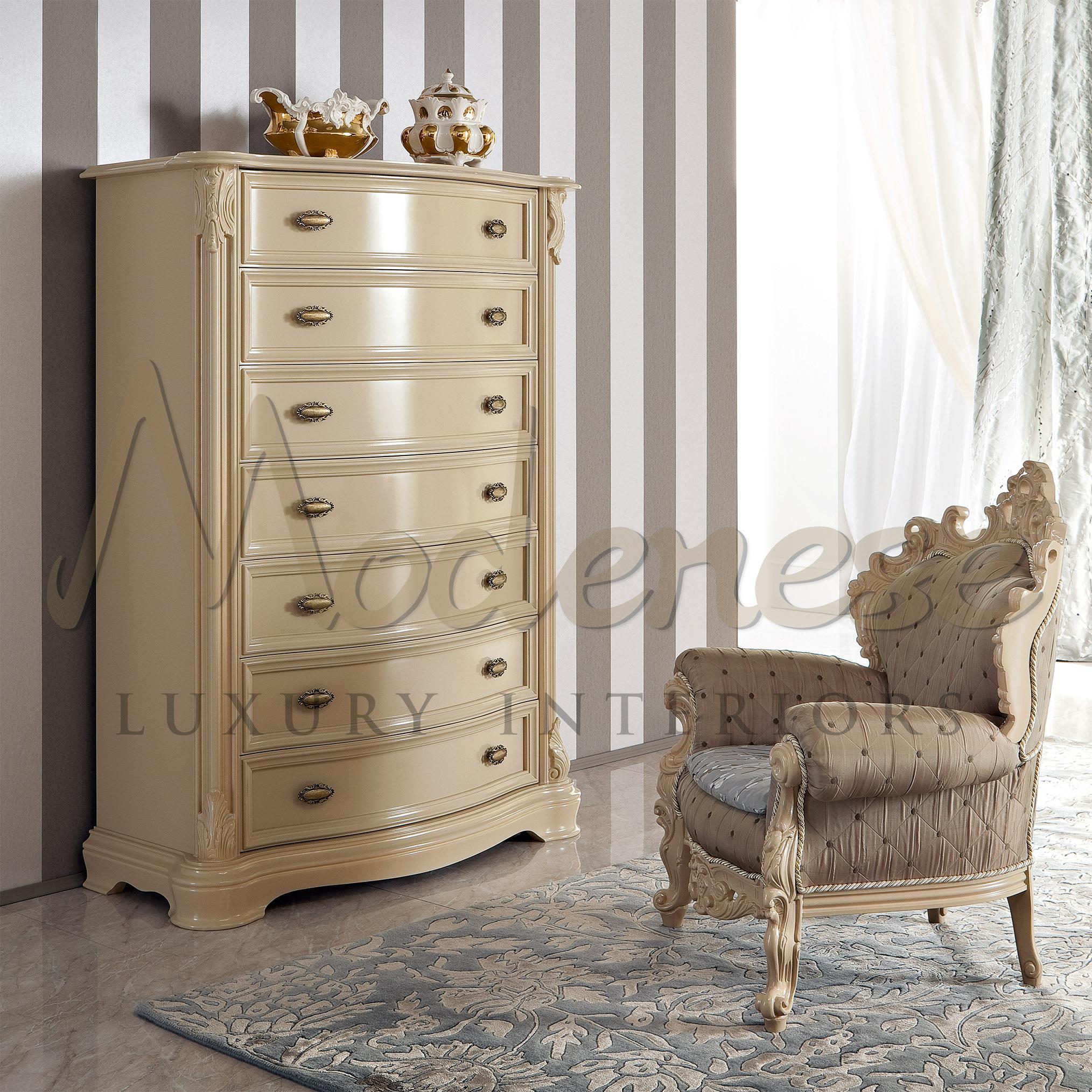 Magnificent bespoke 7-drawers chest of drawers by Modenese Gastone Luxury Interiors, with lightly curved shape and handcarved achantus details. Each drawer features a Blumotion sof-closing system. Due to its bespoke production, the item is also