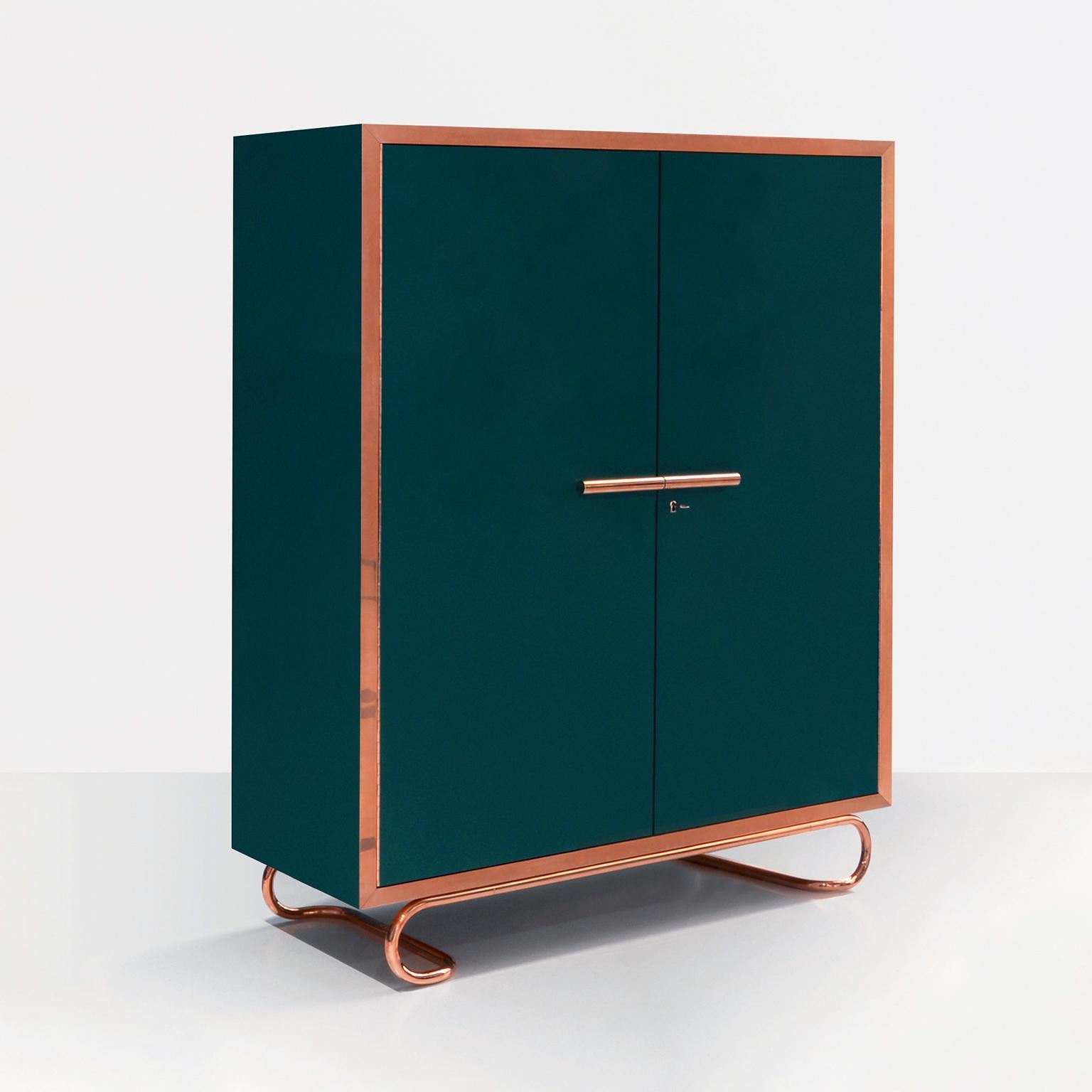 Armoire de rangement en bois fabriquée sur mesure par GMD Berlin. Raccords en cuivre et bois laqué mat, fabriqués à la main.

Délai de production : A.I.C., environ 12 semaines.