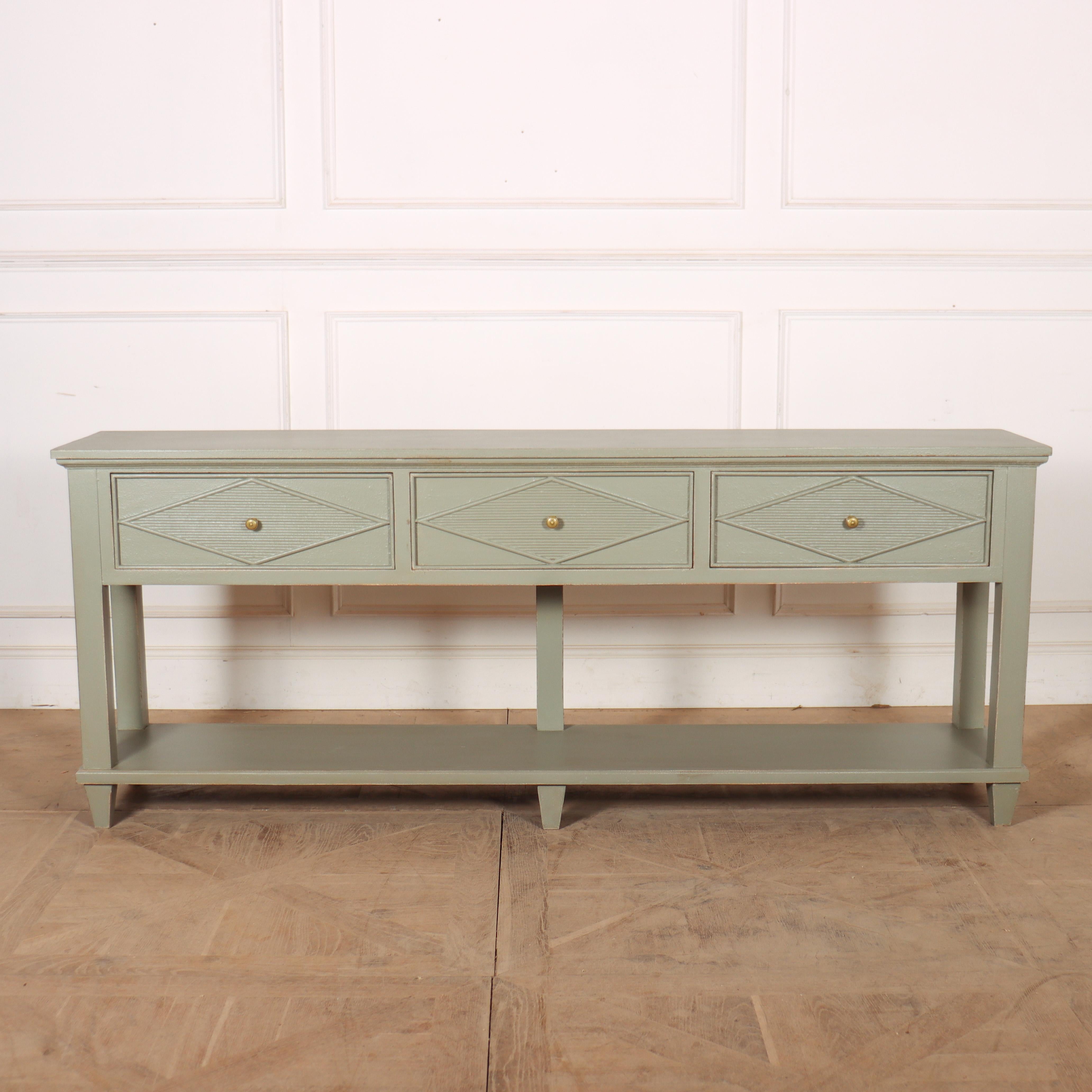Console à trois tiroirs peinte de style suédois fabriquée sur mesure. Il peut être fabriqué aux dimensions et à la couleur de peinture de votre choix. Pour référence, cette pièce a été peinte avec de l'argile Standen de Morris and Co.

Code :