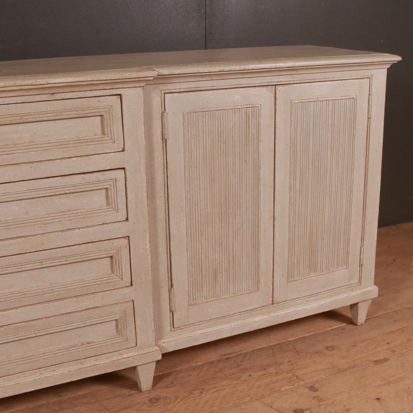 Maßgefertigtes Sideboard im schwedischen Stil (Gemalt) im Angebot