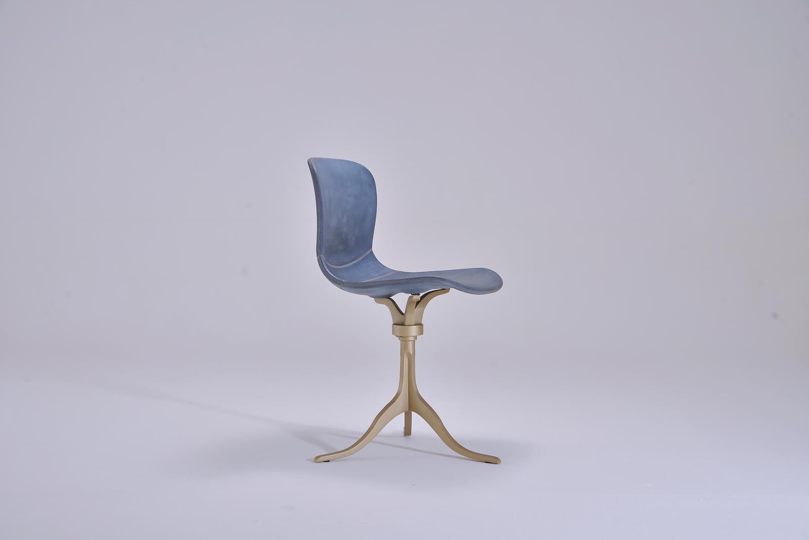 Model: PT43 chair with swivel
Seat: Leather
Seat color: Paris plage (Blue)
Base: PT43 base, with swivels and hand cast brass
Base finish: Golden sand
Dimensions: 52 x 50 x 80 cm (seat height 47 cm)
(W x D x H) 20.5 x 19.7 x 31.89 inch (seat