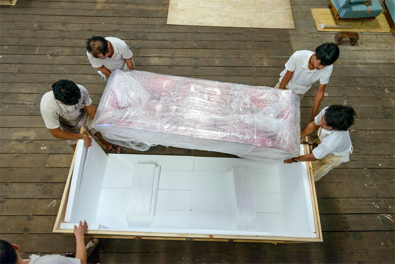 Divano a tre posti su misura, legno duro recuperato, struttura in ottone massiccio di P. Tendercool in vendita 2