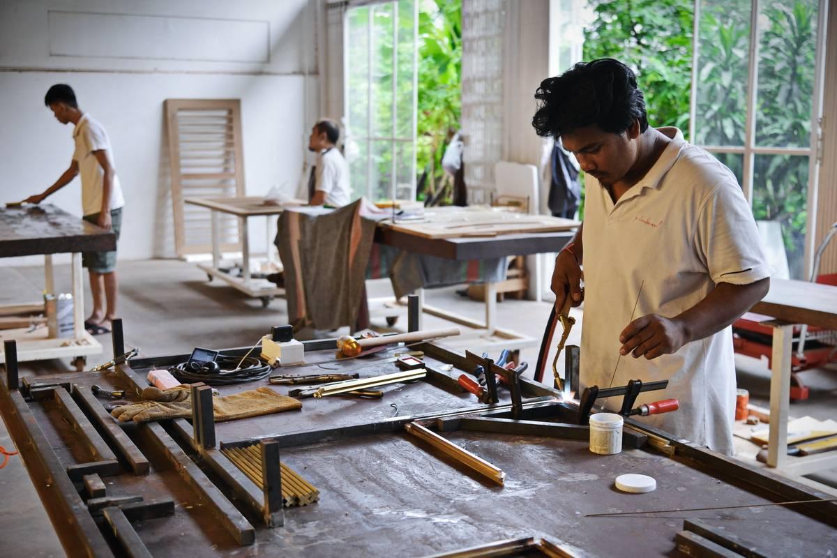 Divano a tre posti su misura, legno duro recuperato, struttura in ottone massiccio di P. Tendercool in vendita 9