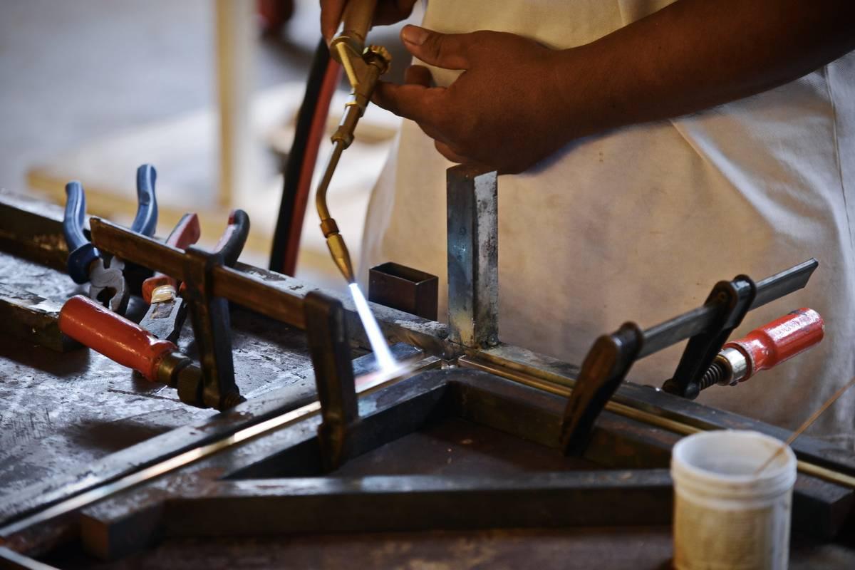 Divano a tre posti su misura, legno duro recuperato, struttura in ottone massiccio di P. Tendercool in vendita 10