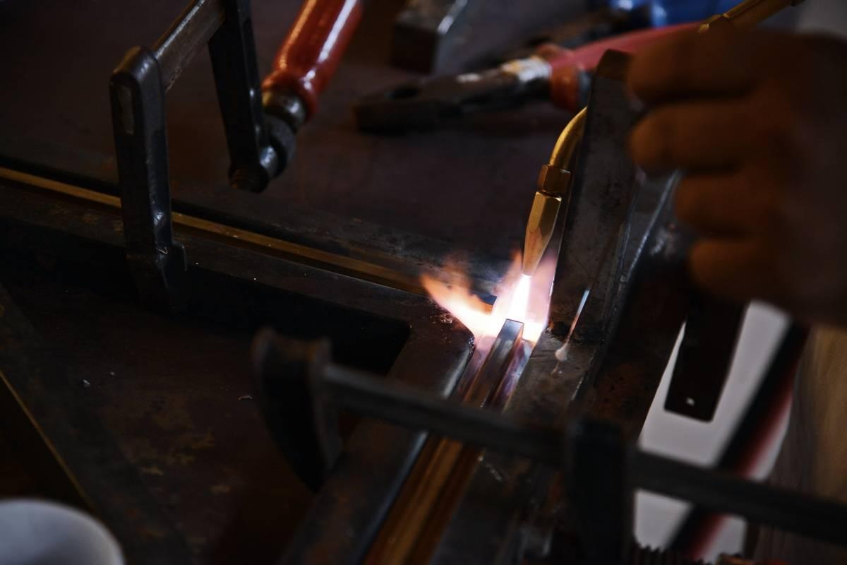 Divano a tre posti su misura, legno duro recuperato, struttura in ottone massiccio di P. Tendercool in vendita 11