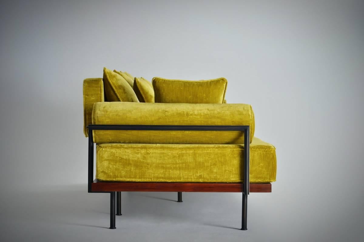 Mid-Century moderno Divano a tre posti su misura, legno duro recuperato, struttura in ottone massiccio di P. Tendercool in vendita
