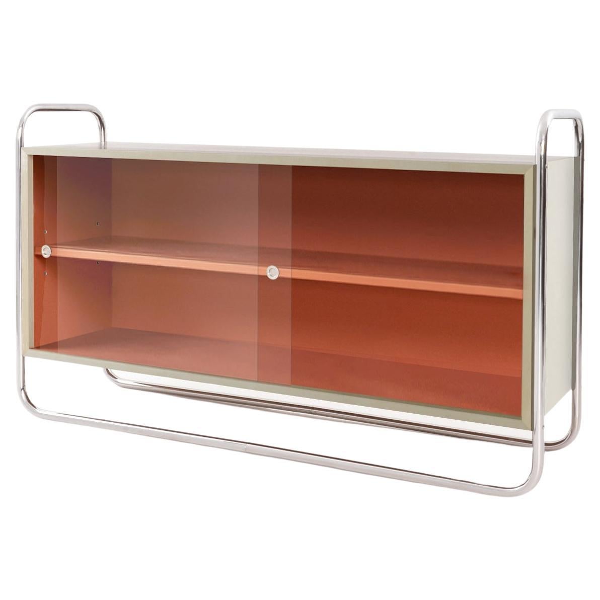 Bibliothèque basse en acier tubulaire sur mesure, chrome, bois laqué, panneaux de verre coulissants