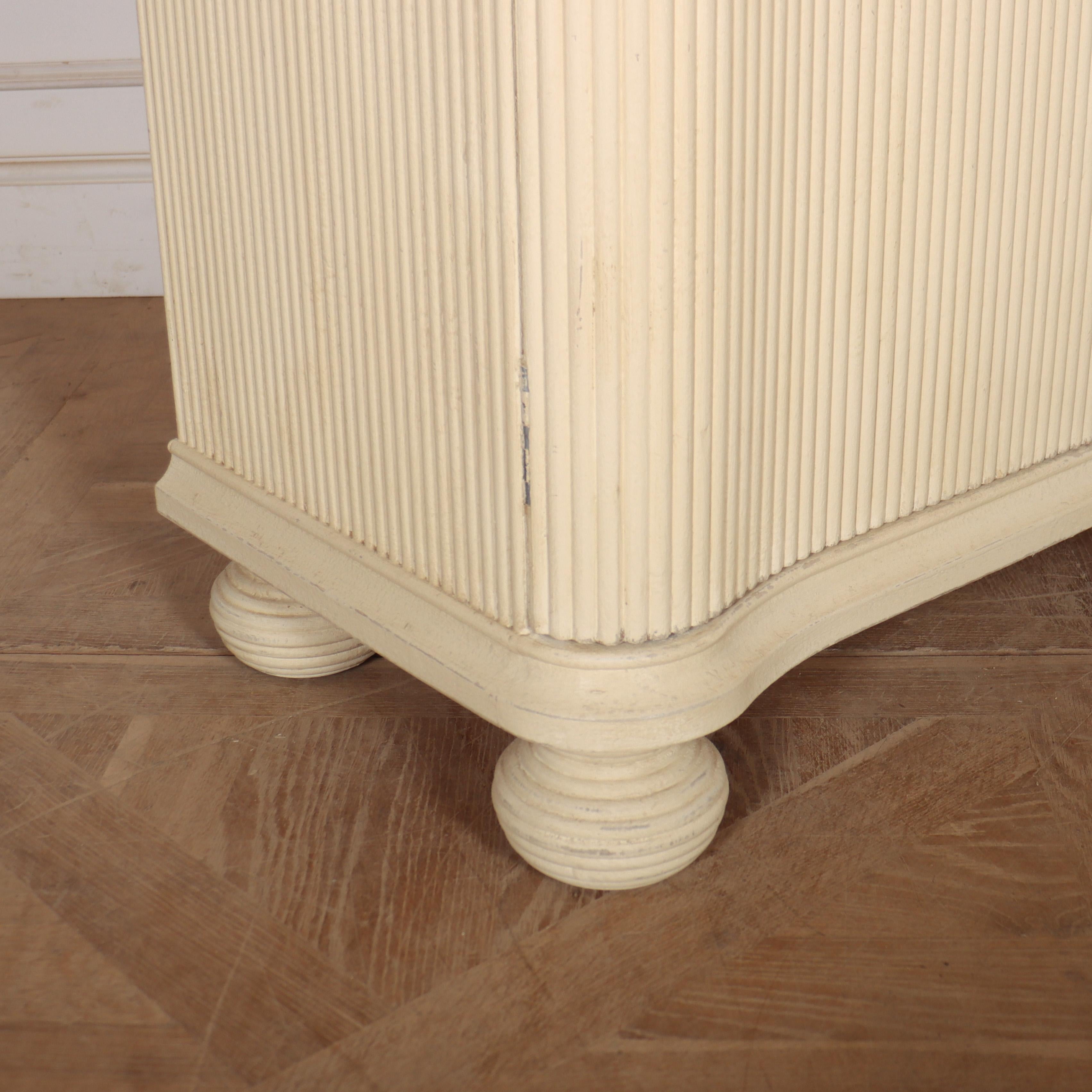 Buffet a due ante su misura con due ante rigate, bordi sagomati e piedini a grappolo. 

- Questa è stata dipinta con Paint and Paper Library 